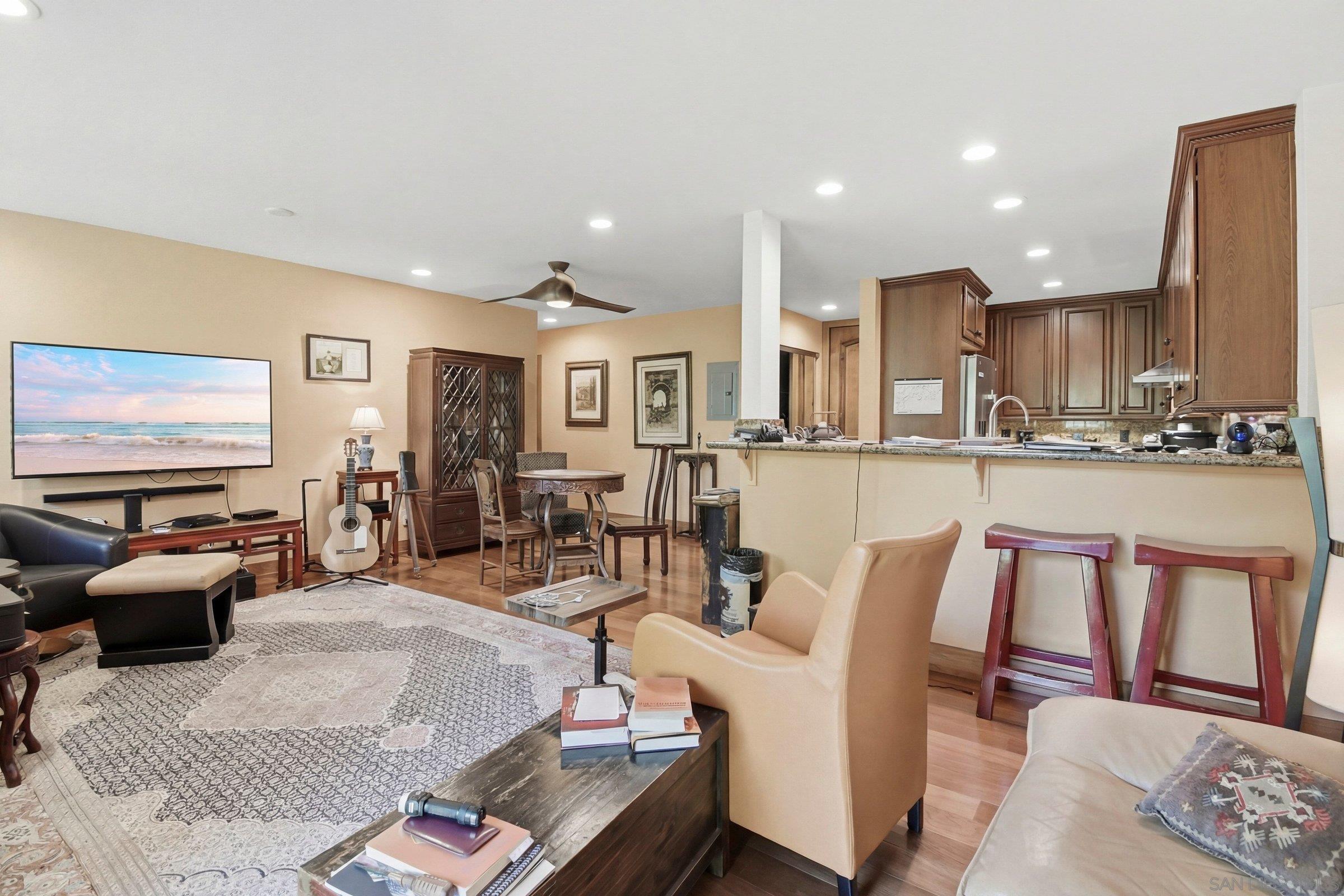 Detail Gallery Image 13 of 27 For 935  Genter  #305,  La Jolla,  CA 92037 - 2 Beds | 2 Baths