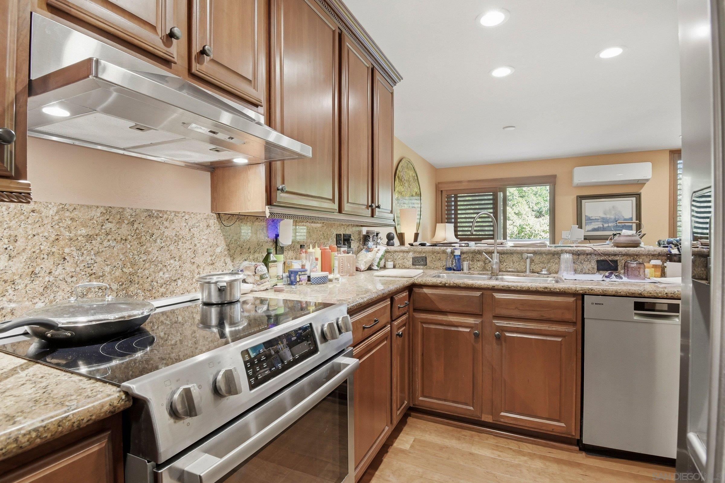 Detail Gallery Image 17 of 27 For 935  Genter  #305,  La Jolla,  CA 92037 - 2 Beds | 2 Baths