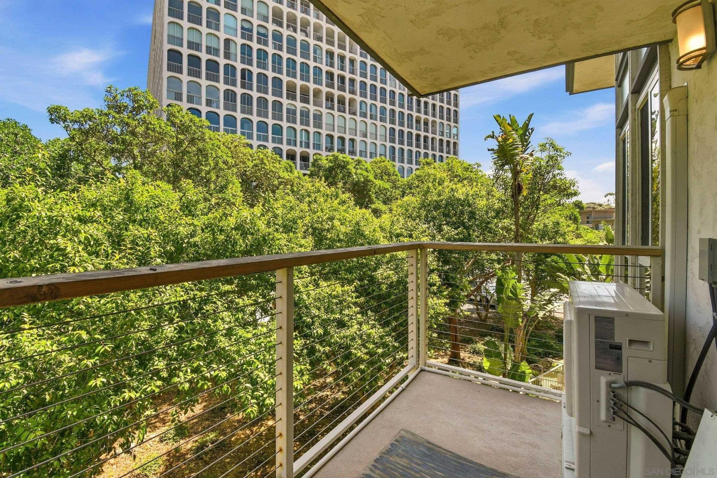 Detail Gallery Image 18 of 27 For 935  Genter  #305,  La Jolla,  CA 92037 - 2 Beds | 2 Baths