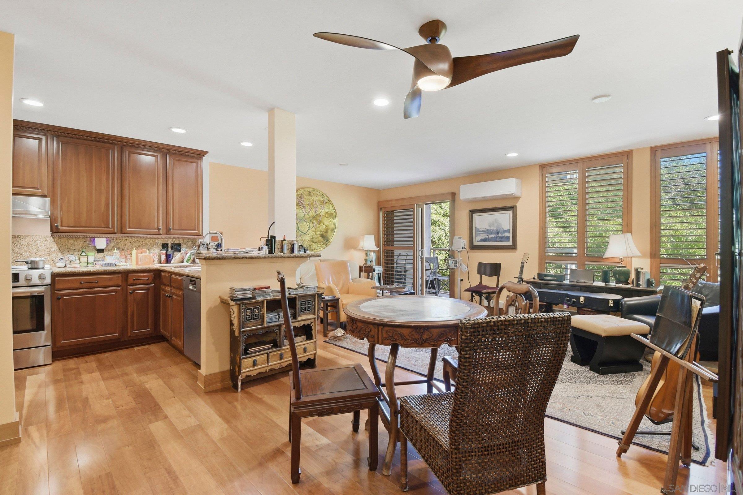 Detail Gallery Image 9 of 27 For 935  Genter  #305,  La Jolla,  CA 92037 - 2 Beds | 2 Baths