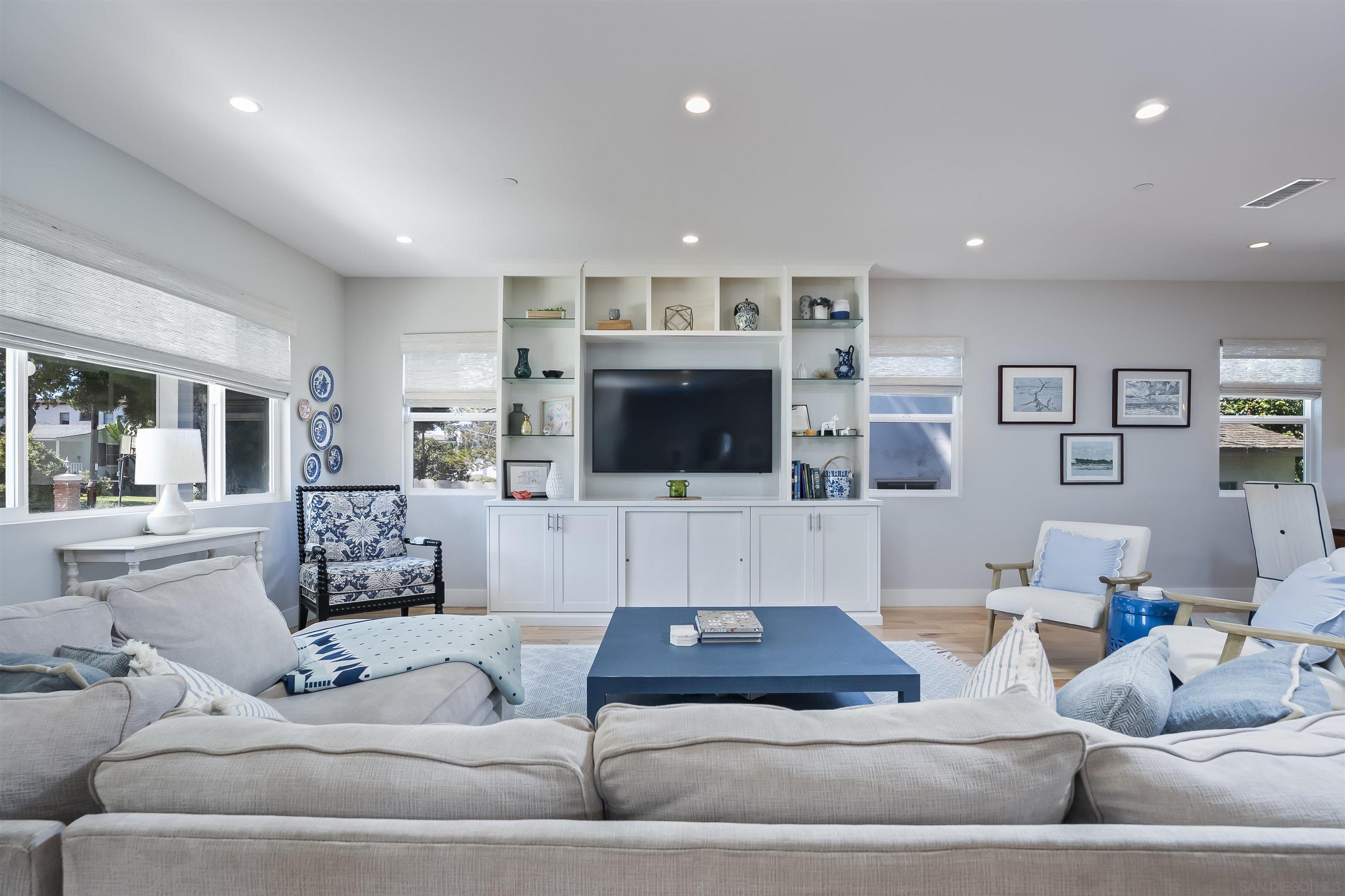 Detail Gallery Image 5 of 43 For 3728  Wilcox St, San Diego,  CA 92106 - 5 Beds | 4 Baths