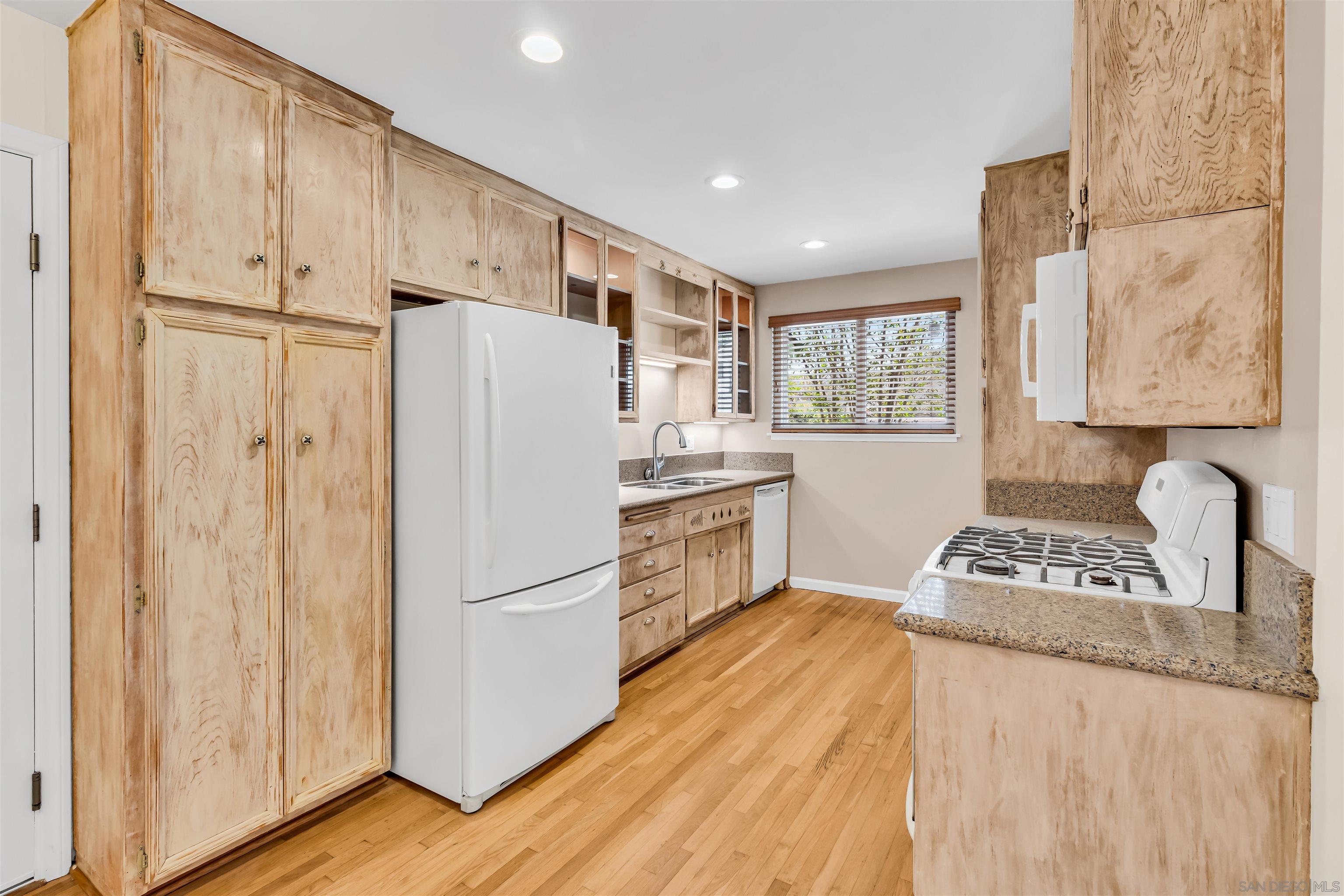 Detail Gallery Image 10 of 25 For 3878  Armstrong St, San Diego,  CA 92111 - 3 Beds | 2 Baths