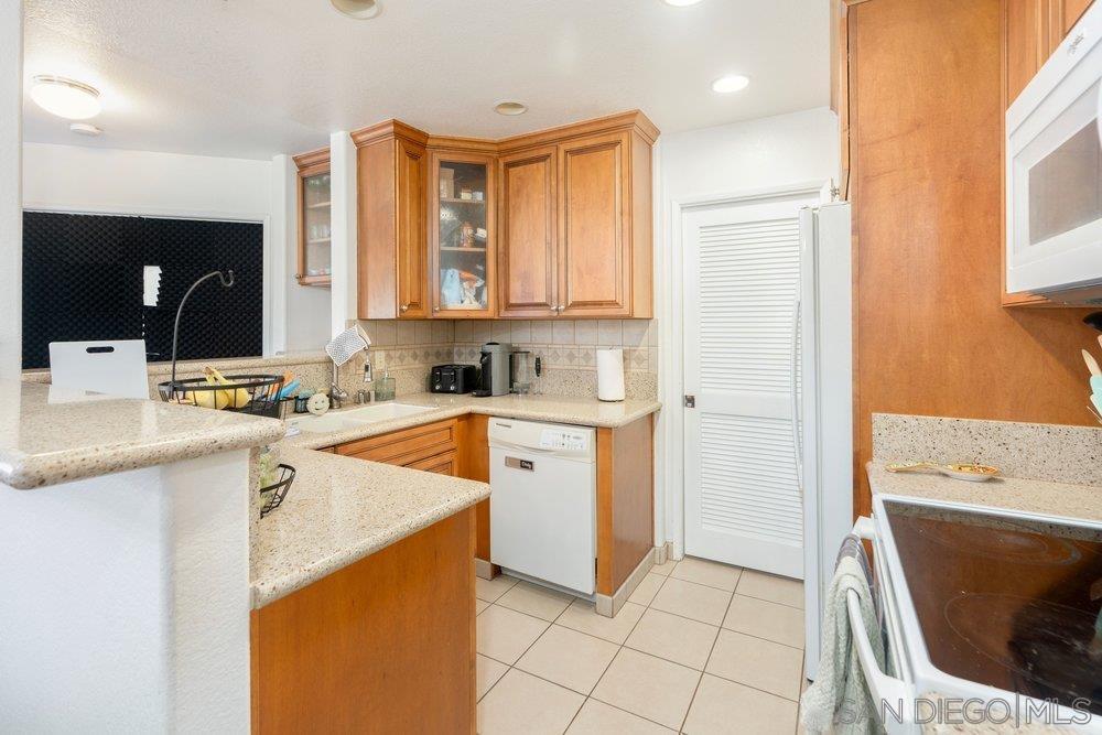 Detail Gallery Image 5 of 13 For 3969  Mahaila Ave  #209,  San Diego,  CA 92122 - 3 Beds | 2 Baths