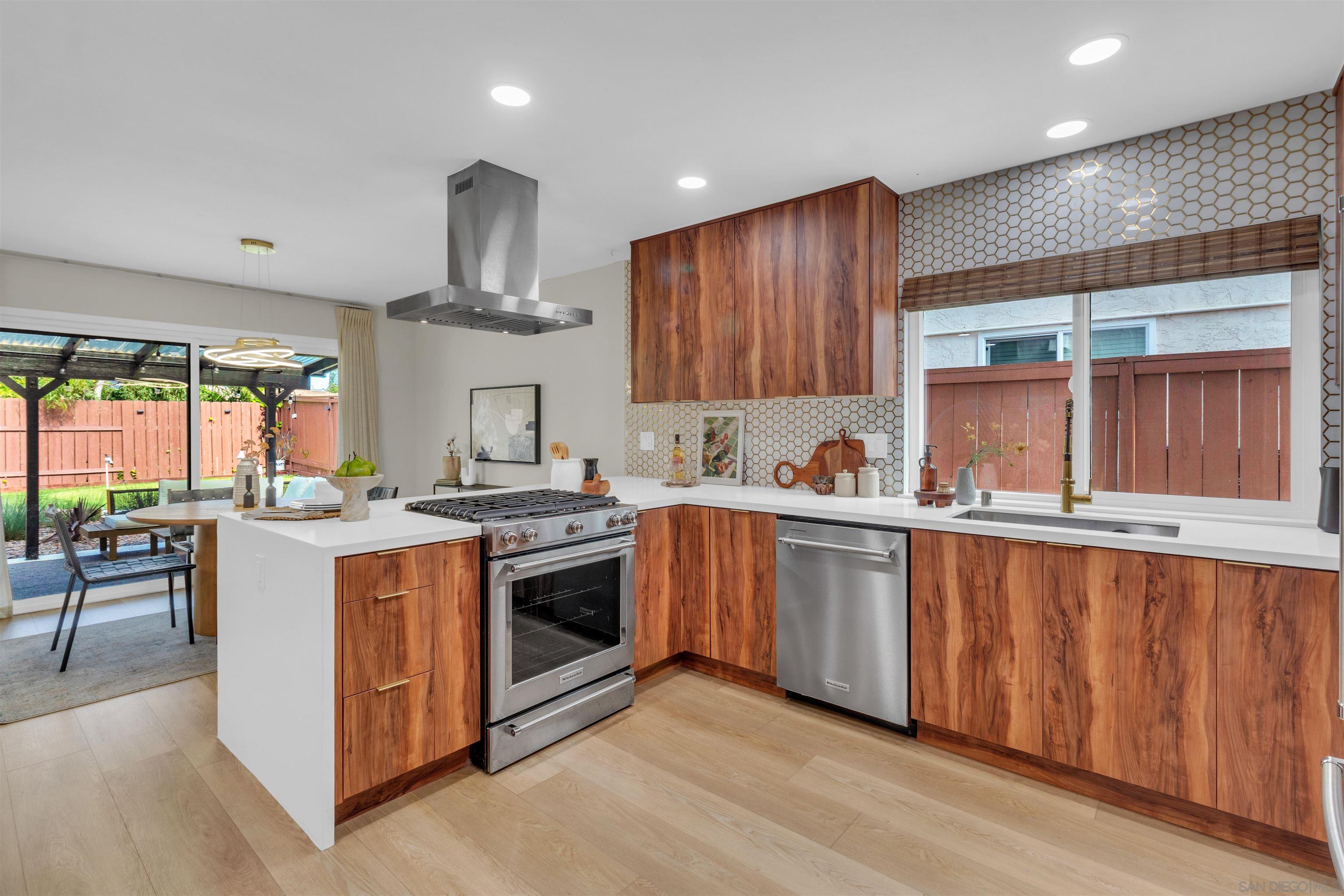 Detail Gallery Image 7 of 50 For 13070  Roundup Ave, San Diego,  CA 92129 - 4 Beds | 4 Baths