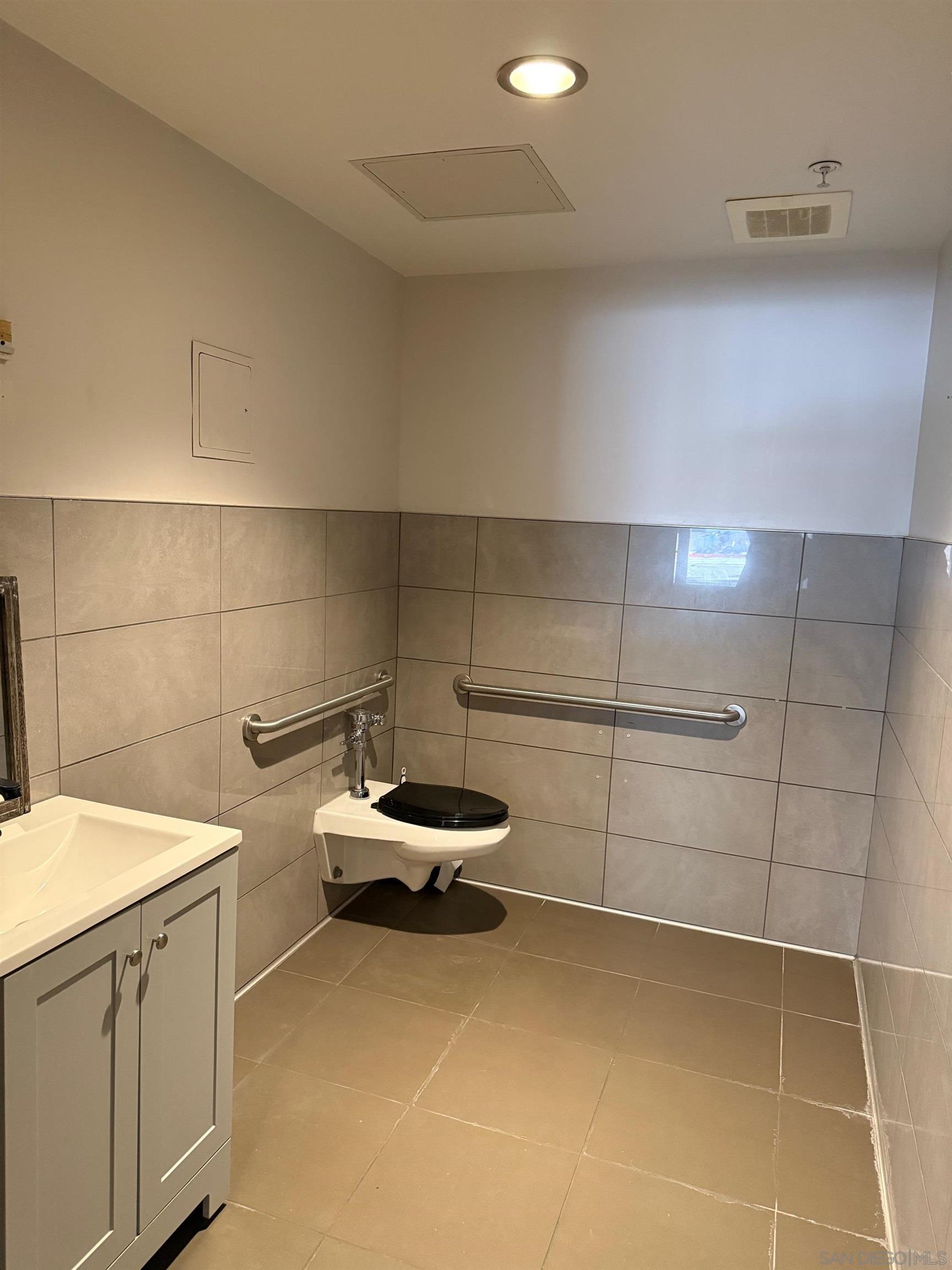 Detail Gallery Image 4 of 14 For 302  11th Ave, San Diego,  CA 92101 - – Beds | – Baths