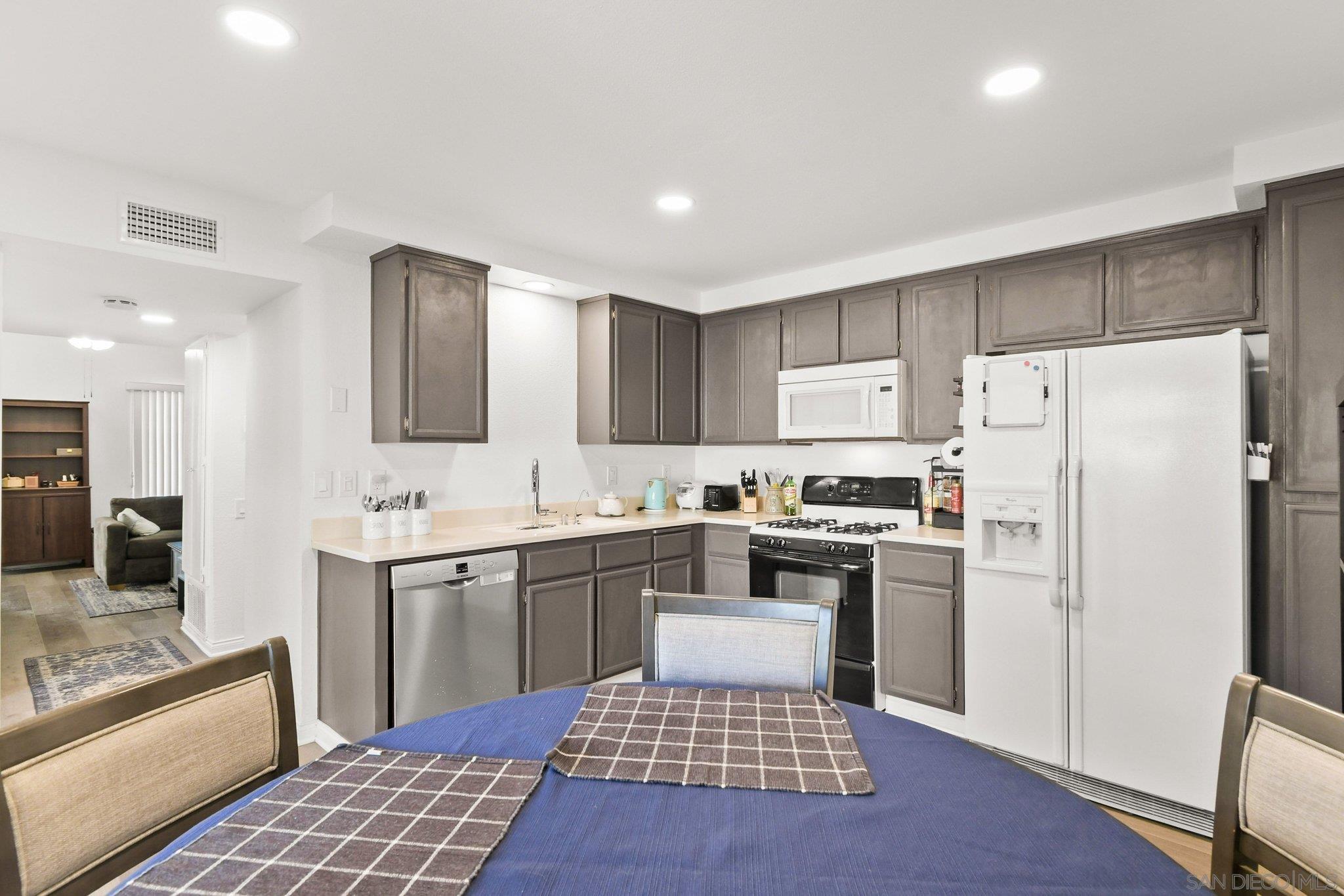 Detail Gallery Image 20 of 36 For 10818  Lamentin Ct, San Diego,  CA 92124 - 3 Beds | 1/1 Baths