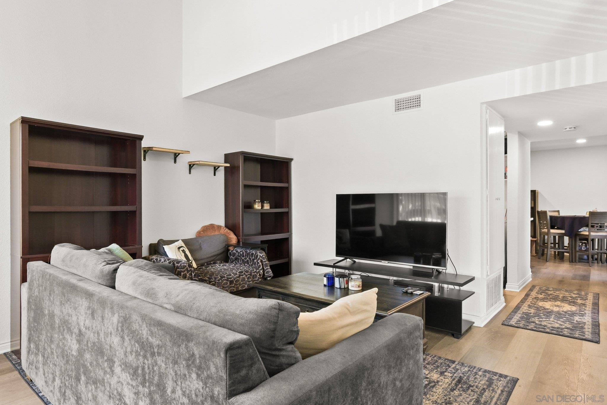 Detail Gallery Image 5 of 36 For 10818  Lamentin Ct, San Diego,  CA 92124 - 3 Beds | 1/1 Baths