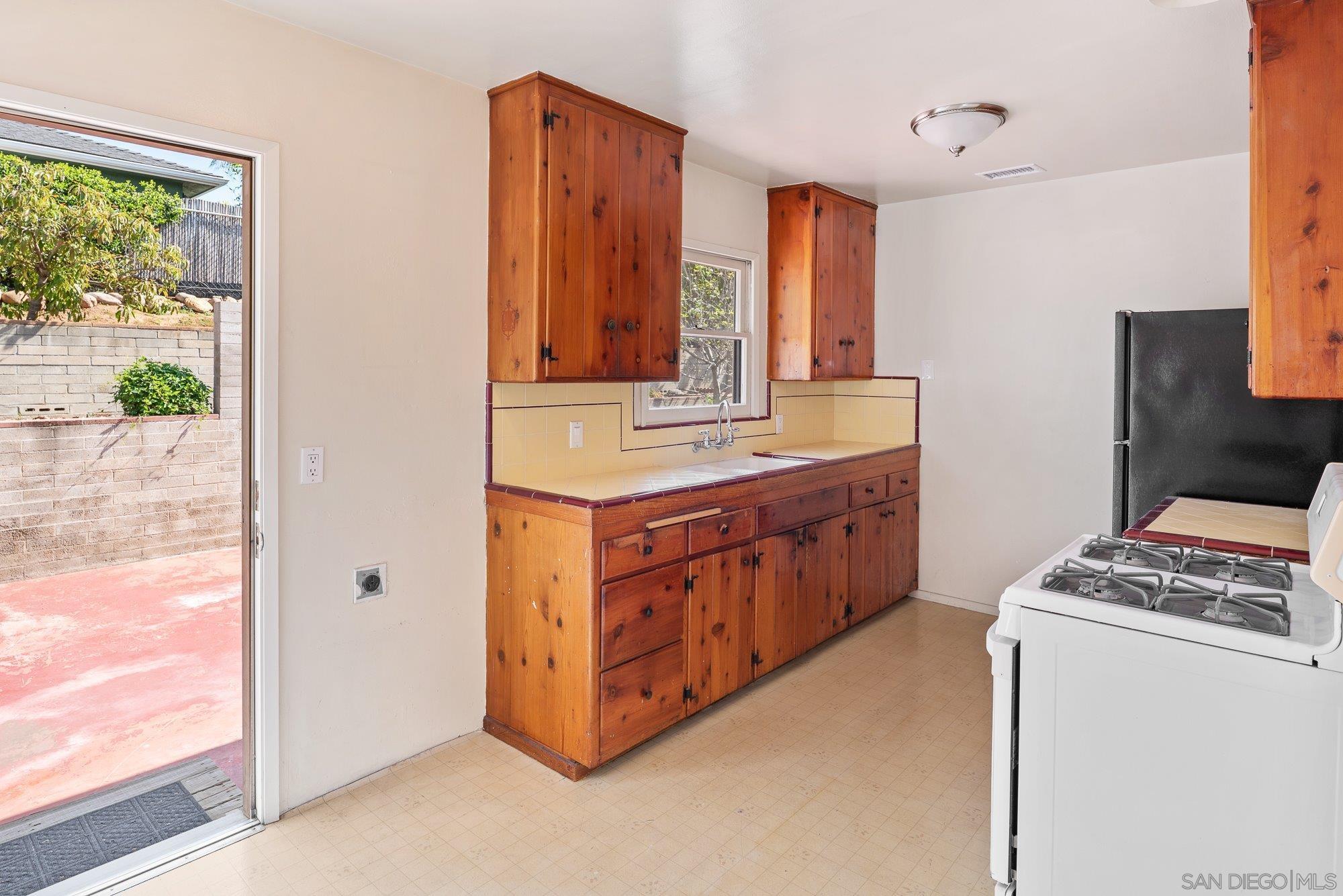 Detail Gallery Image 10 of 41 For 5037  Waring Rd, San Diego,  CA 92120 - 3 Beds | 2 Baths