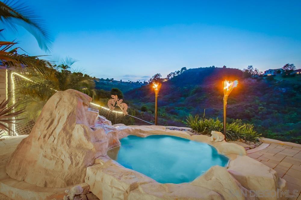 Detail Gallery Image 5 of 48 For 452  Taylor Dr, Oceanside,  CA 92056 - 5 Beds | 3 Baths