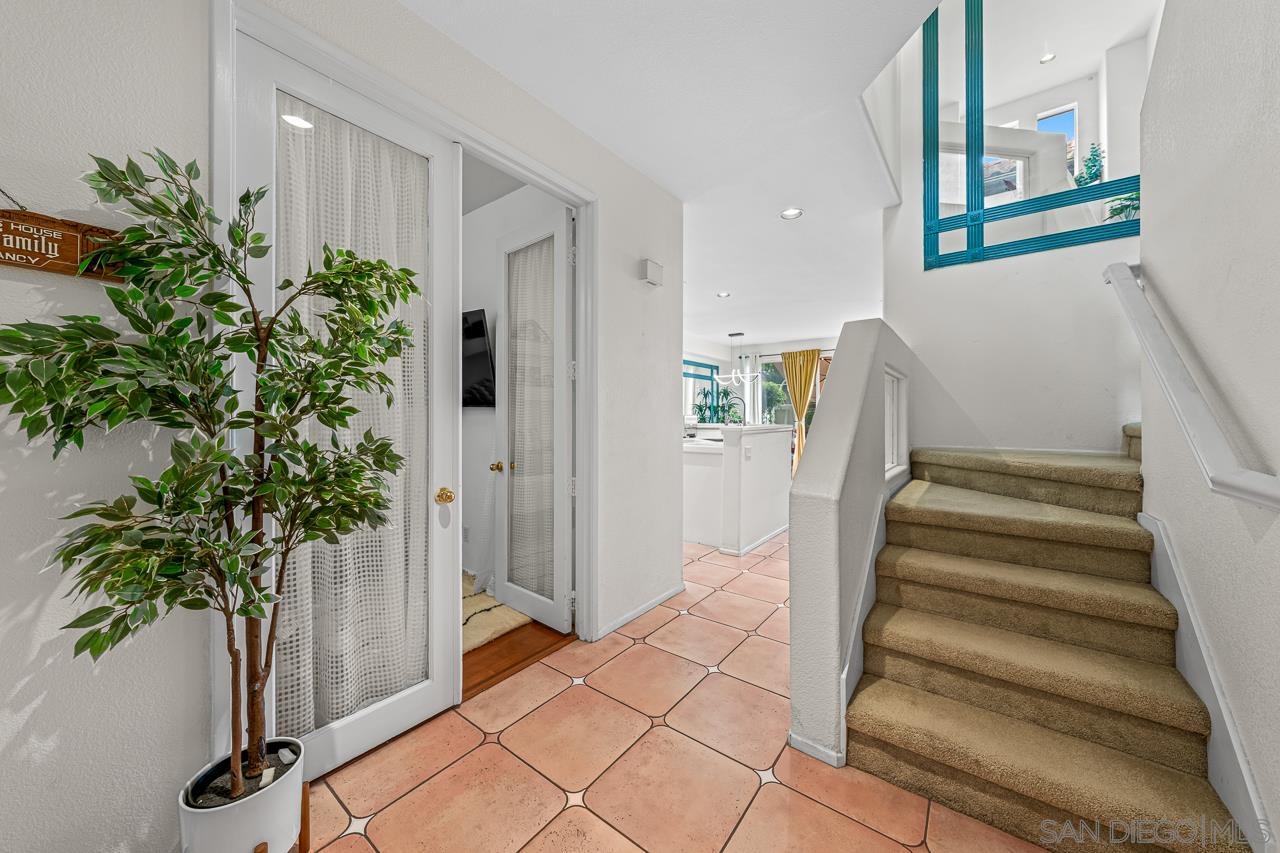 Detail Gallery Image 3 of 39 For 12520  Heatherton Ct.  #3,  San Diego,  CA 92128 - 3 Beds | 2/1 Baths