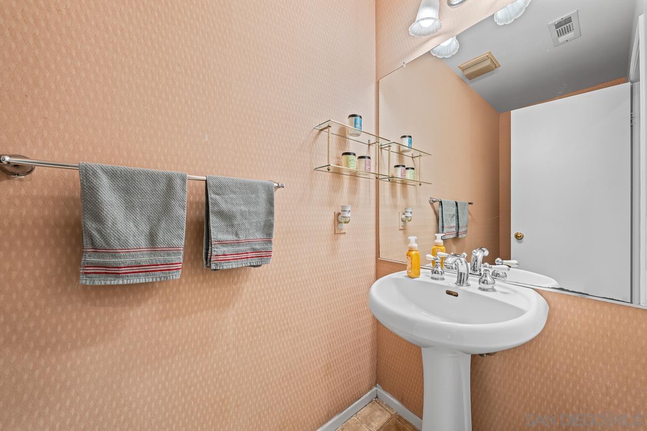 Detail Gallery Image 6 of 39 For 12520  Heatherton Ct.  #3,  San Diego,  CA 92128 - 3 Beds | 2/1 Baths