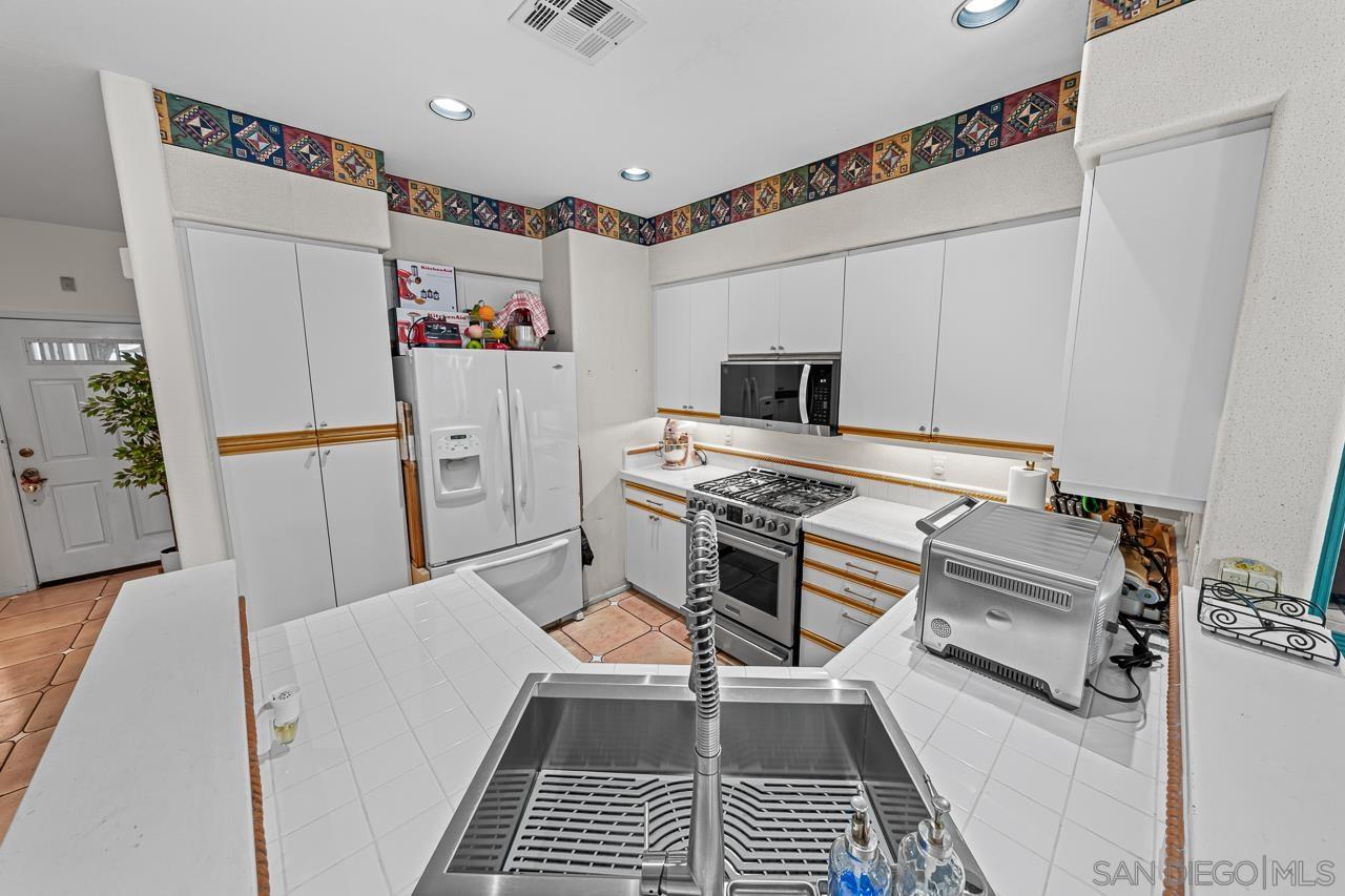 Detail Gallery Image 10 of 39 For 12520  Heatherton Ct.  #3,  San Diego,  CA 92128 - 3 Beds | 2/1 Baths