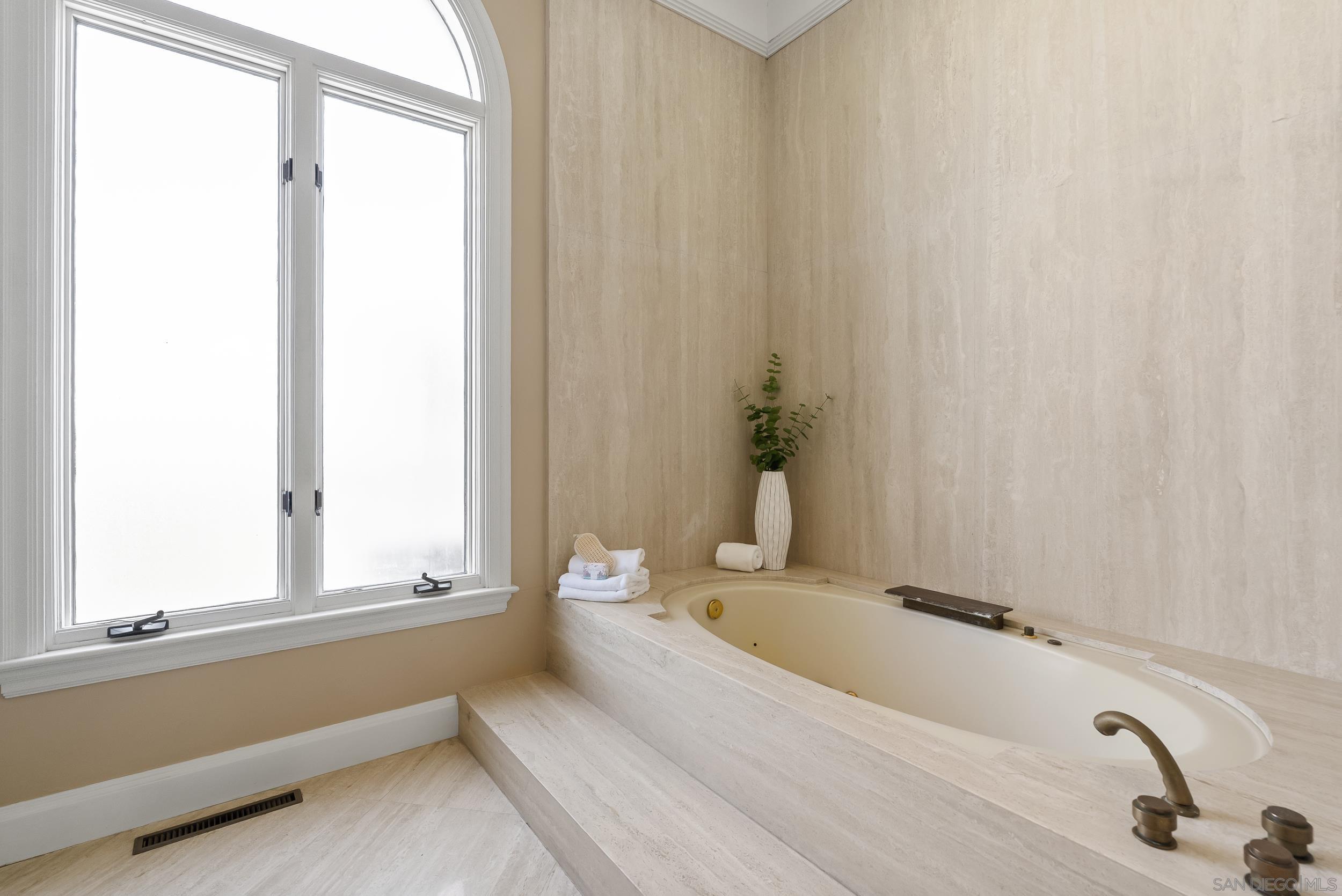 Detail Gallery Image 22 of 31 For 2302  Rue Adriane, La Jolla,  CA 92037 - 4 Beds | 4/1 Baths