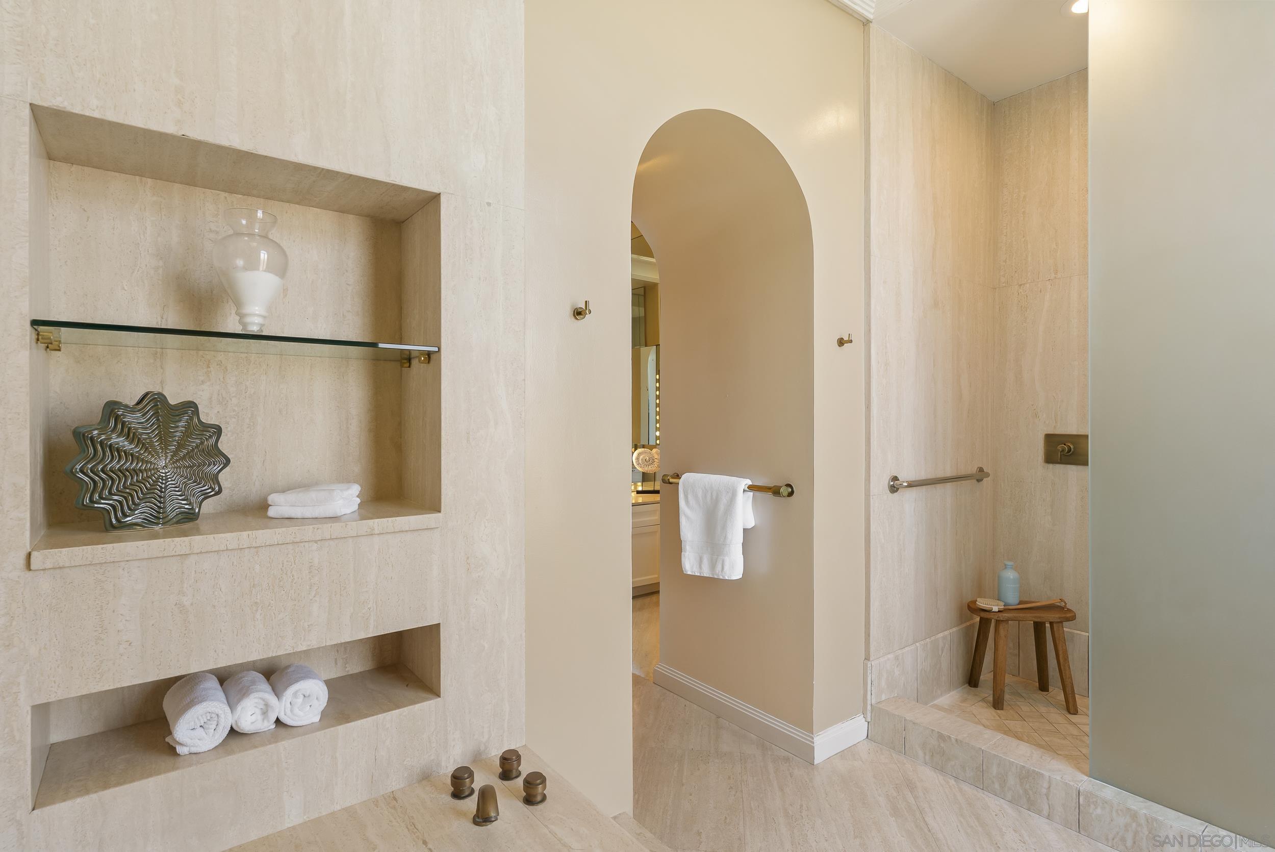 Detail Gallery Image 23 of 31 For 2302  Rue Adriane, La Jolla,  CA 92037 - 4 Beds | 4/1 Baths