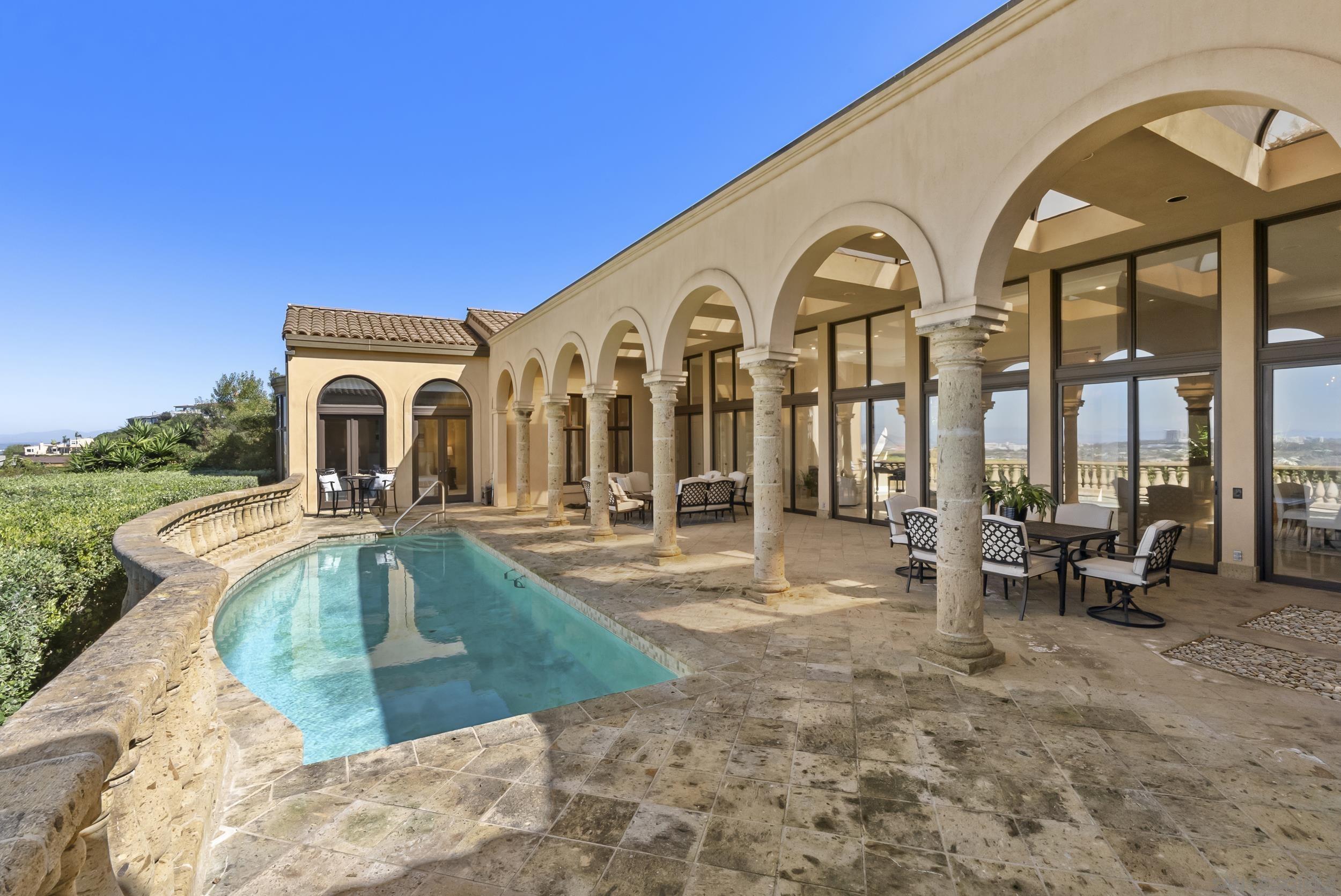 Detail Gallery Image 7 of 31 For 2302  Rue Adriane, La Jolla,  CA 92037 - 4 Beds | 4/1 Baths