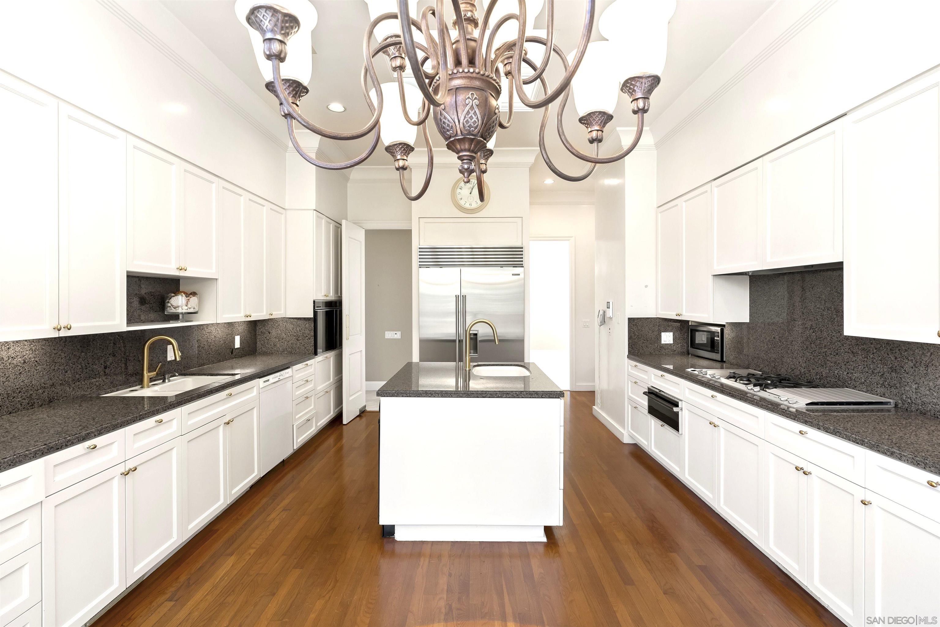 Detail Gallery Image 9 of 31 For 2302  Rue Adriane, La Jolla,  CA 92037 - 4 Beds | 4/1 Baths