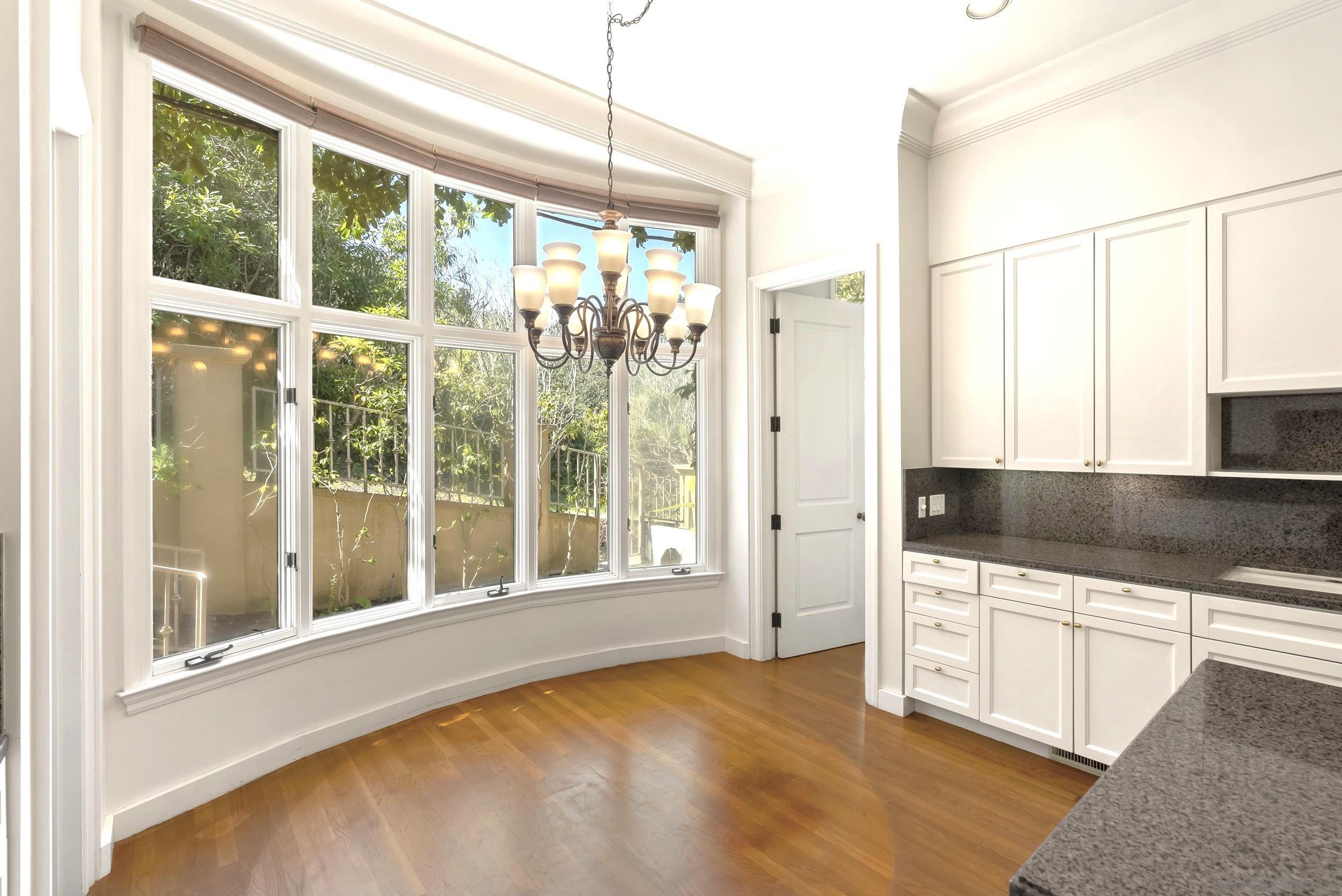 Detail Gallery Image 10 of 31 For 2302  Rue Adriane, La Jolla,  CA 92037 - 4 Beds | 4/1 Baths