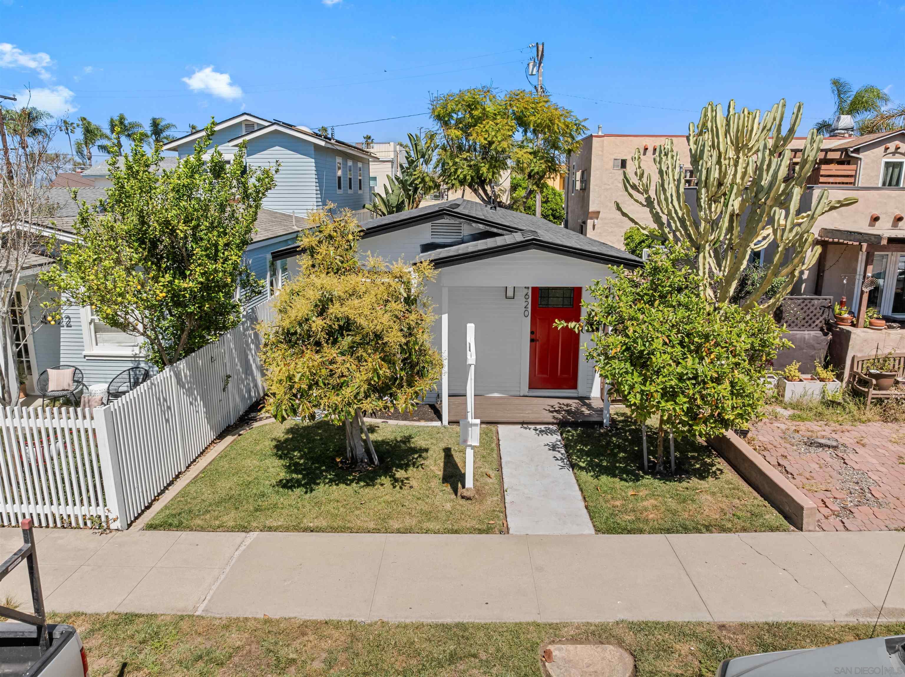 Detail Gallery Image 4 of 40 For 4620  Greene St, San Diego,  CA 92107 - 2 Beds | 1 Baths