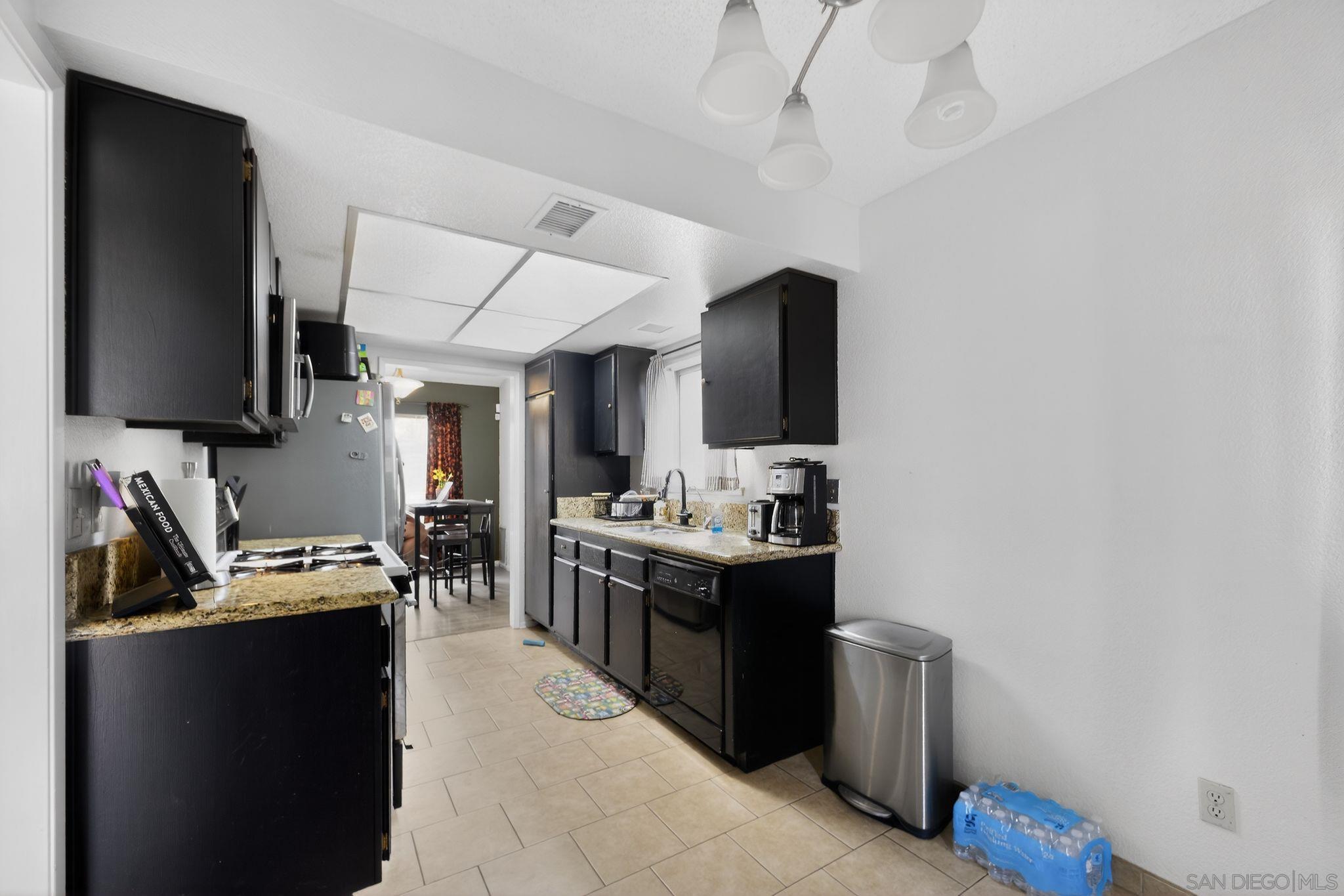 Detail Gallery Image 3 of 18 For 1072  Violet Street, Hemet,  CA 92545 - 2 Beds | 2 Baths