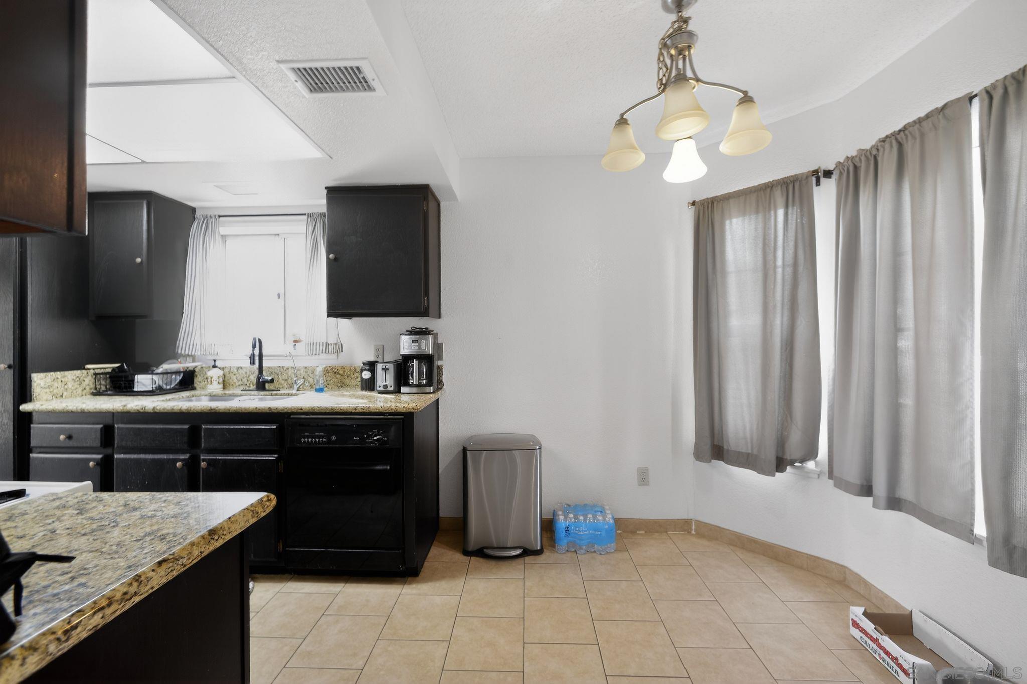 Detail Gallery Image 5 of 18 For 1072  Violet Street, Hemet,  CA 92545 - 2 Beds | 2 Baths