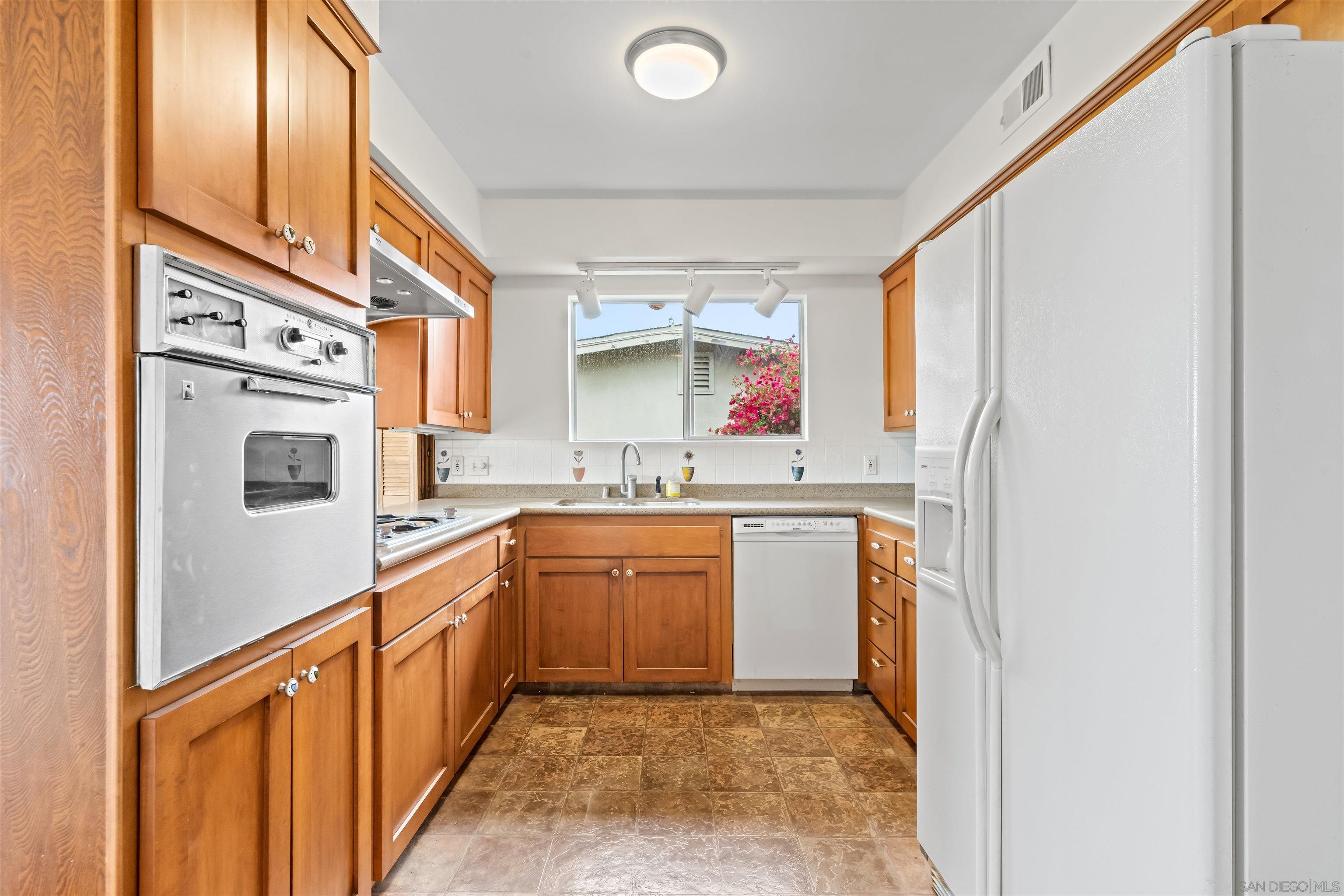 Detail Gallery Image 18 of 26 For 5877  Soledad Mountain Road, La Jolla,  CA 92037 - 3 Beds | 2 Baths