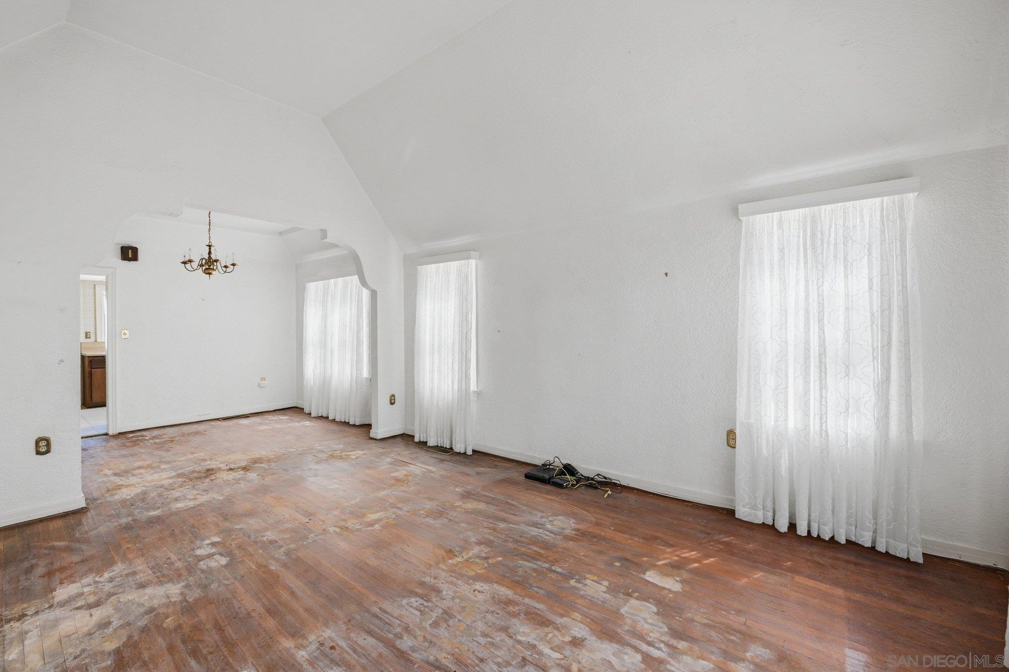 Detail Gallery Image 5 of 30 For 4715  Panorama Dr., San Diego,  CA 92116 - 2 Beds | 1 Baths