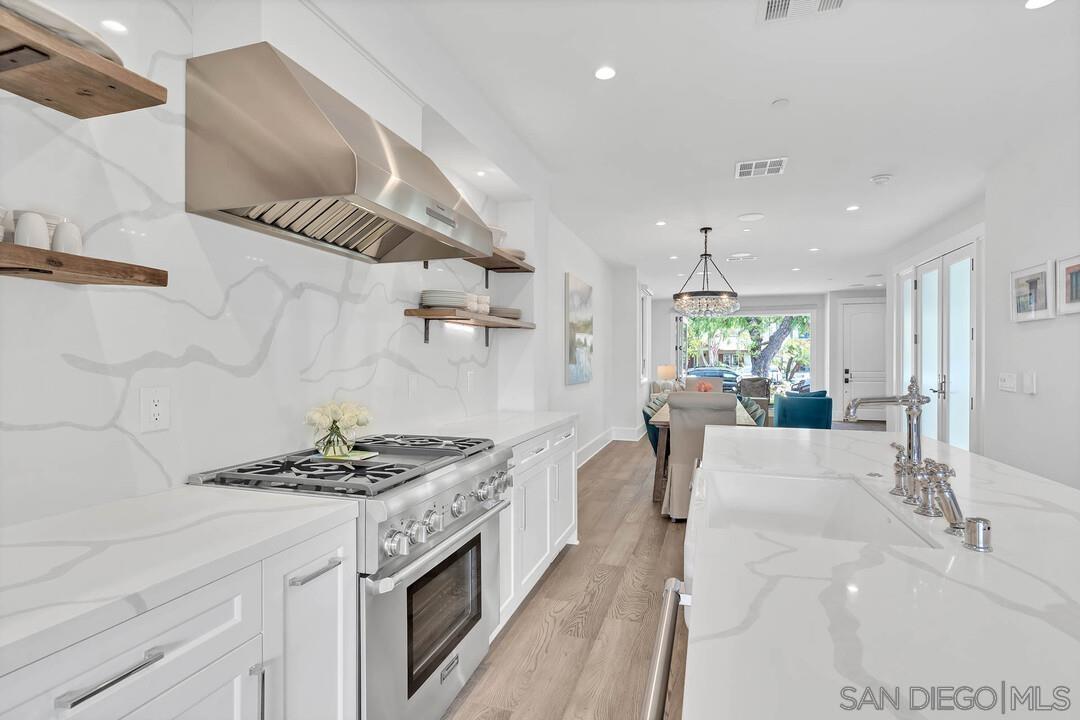 Detail Gallery Image 13 of 52 For 914  B Ave, Coronado,  CA 92118 - 5 Beds | 4/1 Baths