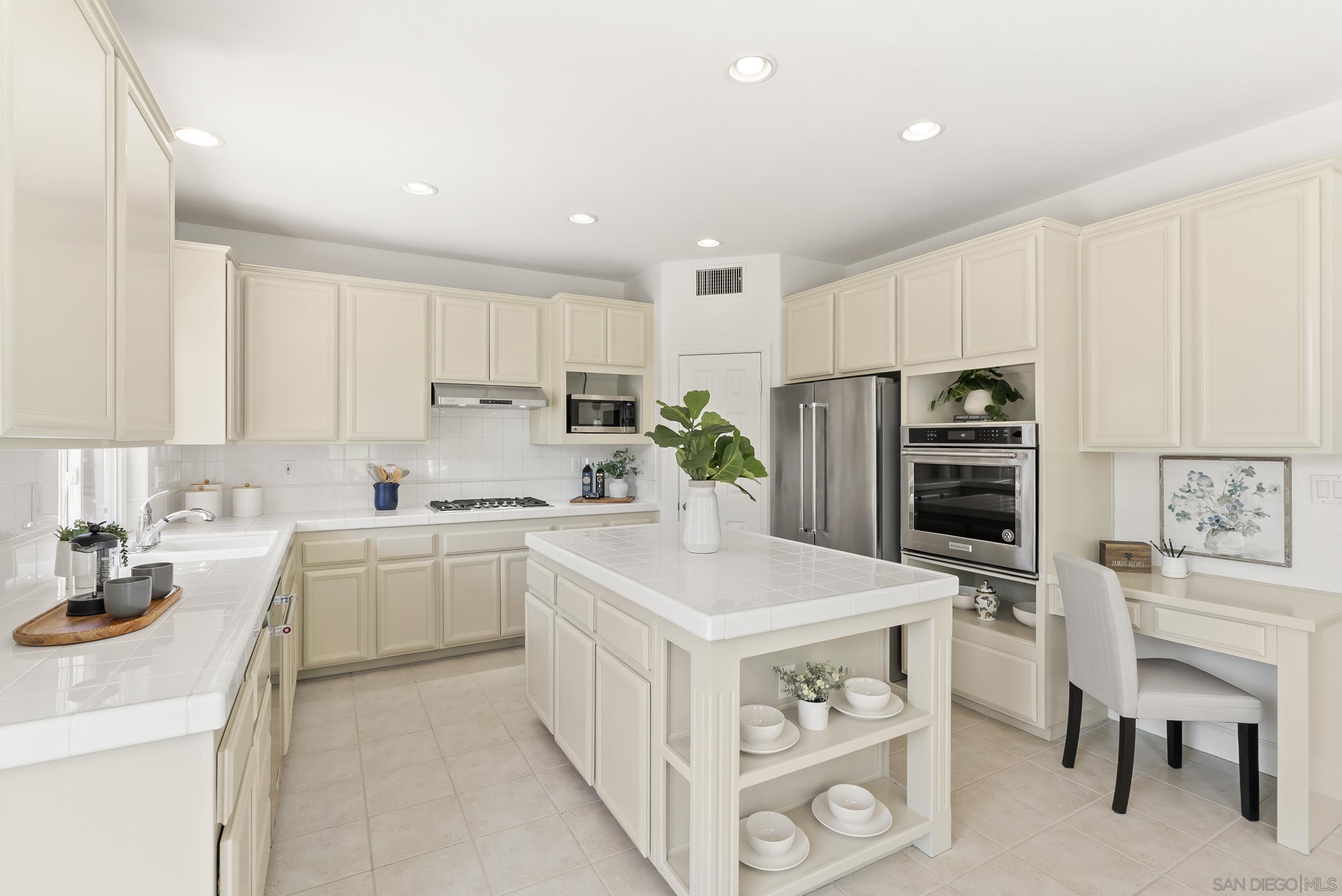 Detail Gallery Image 11 of 58 For 3993  via Cangrejo, San Diego,  CA 92130 - 5 Beds | 3 Baths