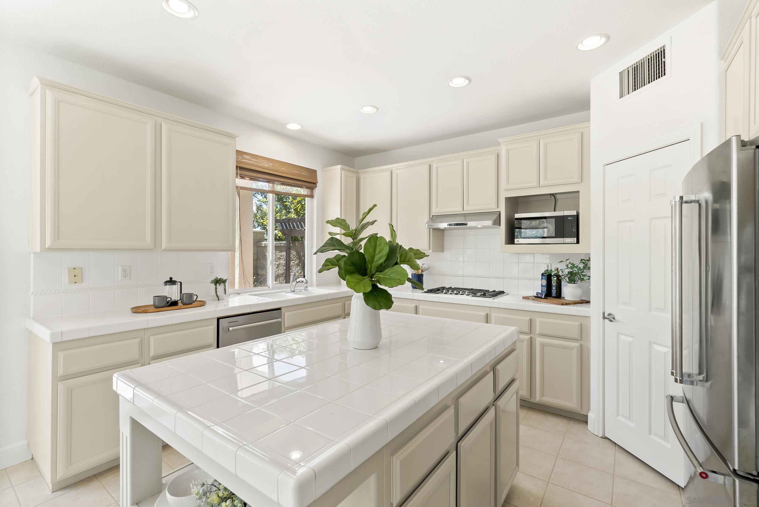 Detail Gallery Image 13 of 58 For 3993  via Cangrejo, San Diego,  CA 92130 - 5 Beds | 3 Baths