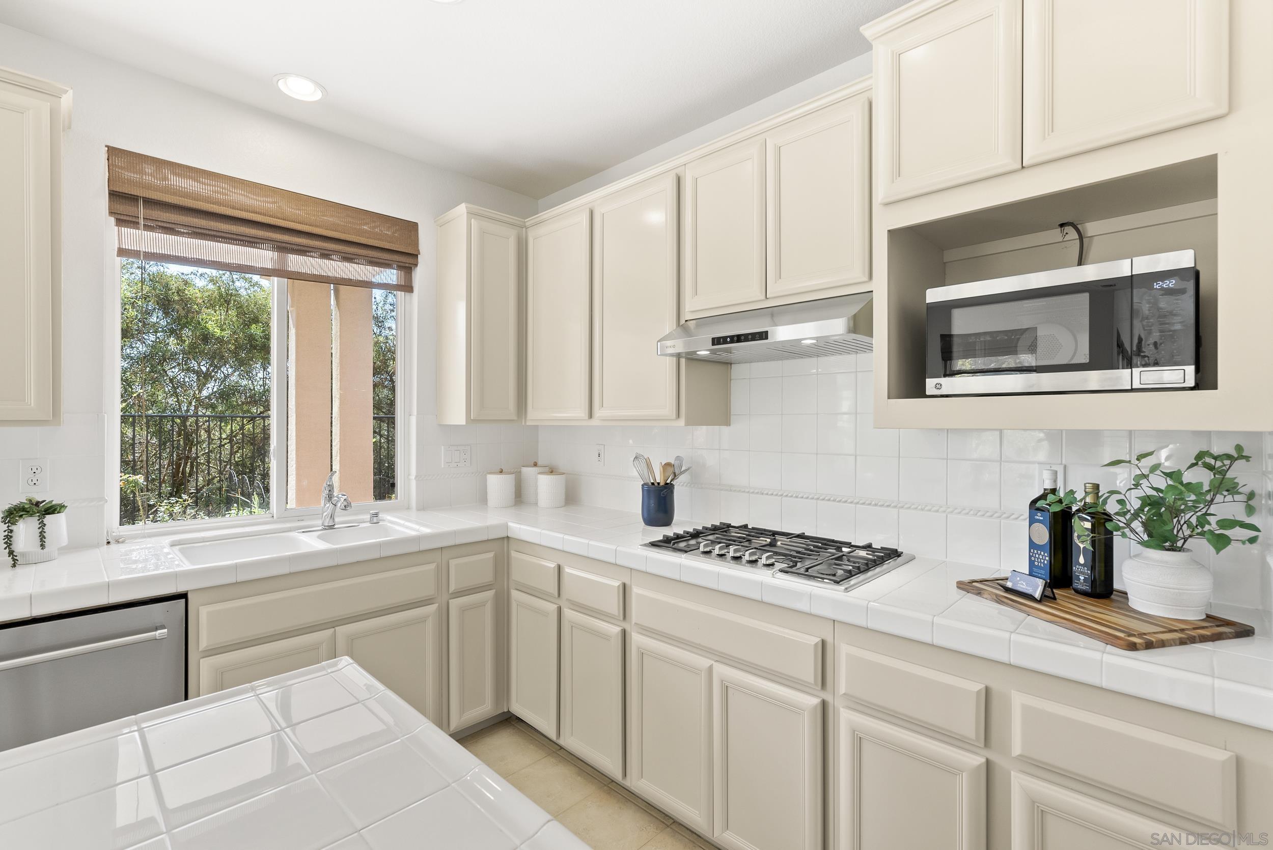 Detail Gallery Image 14 of 58 For 3993  via Cangrejo, San Diego,  CA 92130 - 5 Beds | 3 Baths