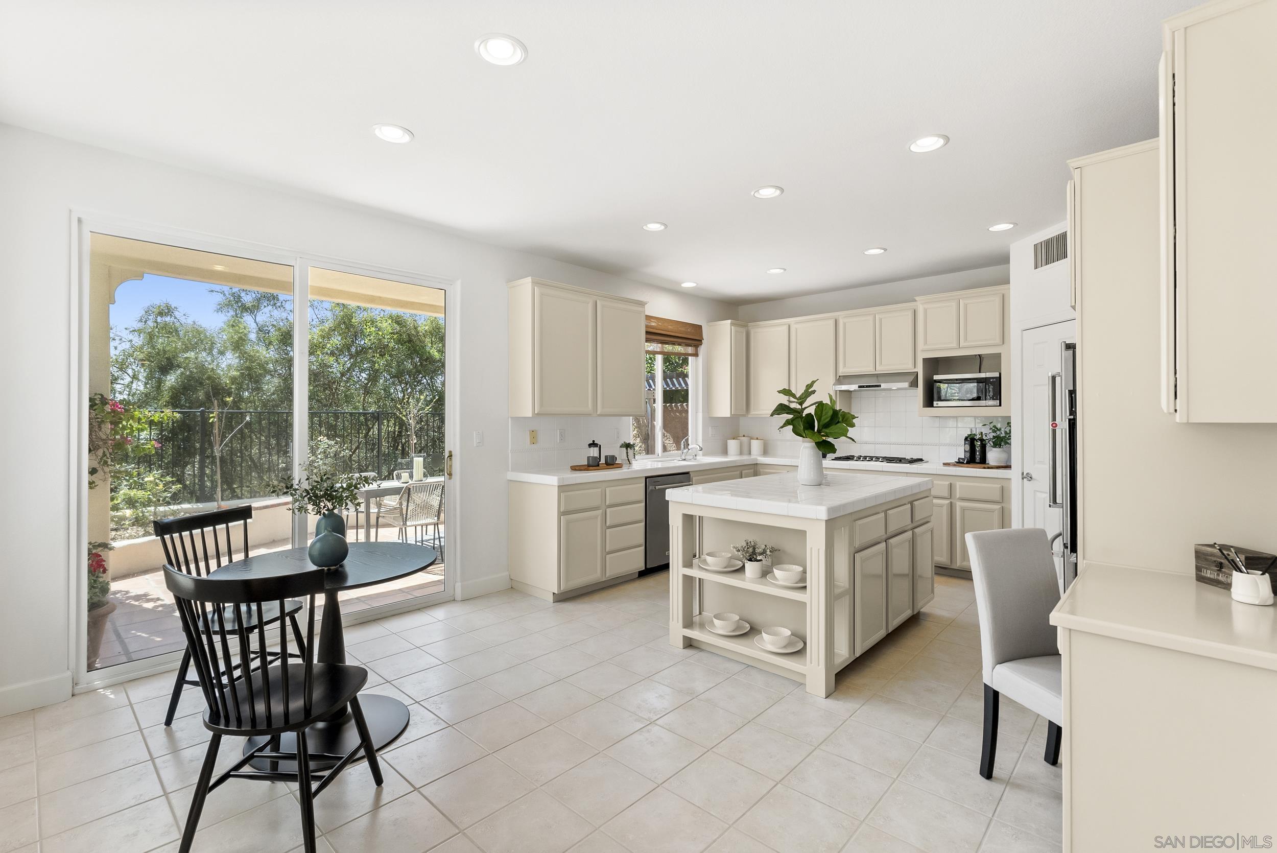 Detail Gallery Image 8 of 58 For 3993  via Cangrejo, San Diego,  CA 92130 - 5 Beds | 3 Baths