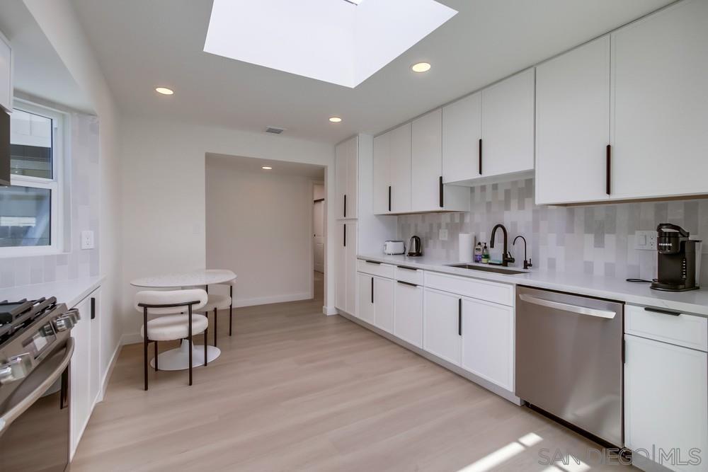 Detail Gallery Image 11 of 37 For 8457  Paseo Del Ocaso, La Jolla,  CA 92037 - 4 Beds | 3 Baths