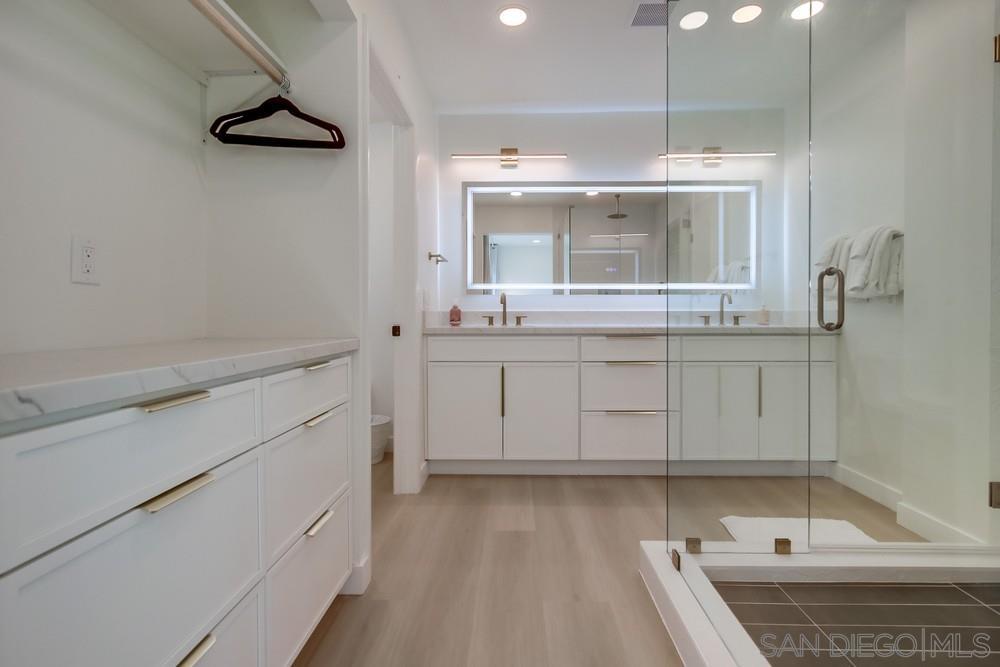 Detail Gallery Image 19 of 37 For 8457  Paseo Del Ocaso, La Jolla,  CA 92037 - 4 Beds | 3 Baths