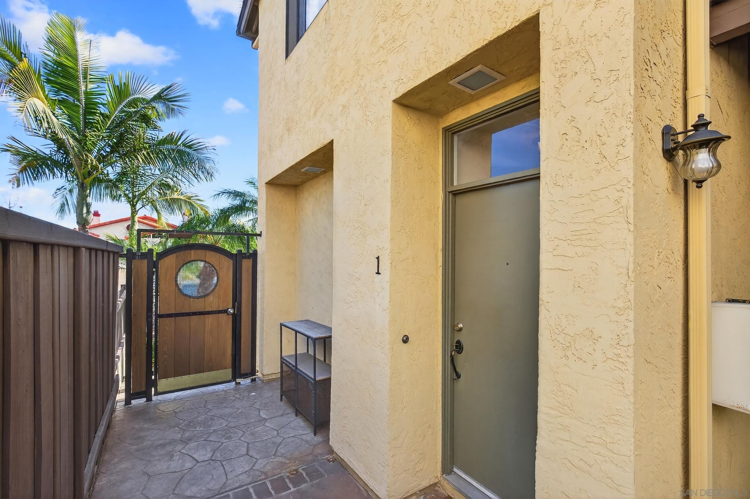 Detail Gallery Image 4 of 27 For 4046  Iowa St.  1, San Diego,  CA 92104 - 2 Beds | 2 Baths