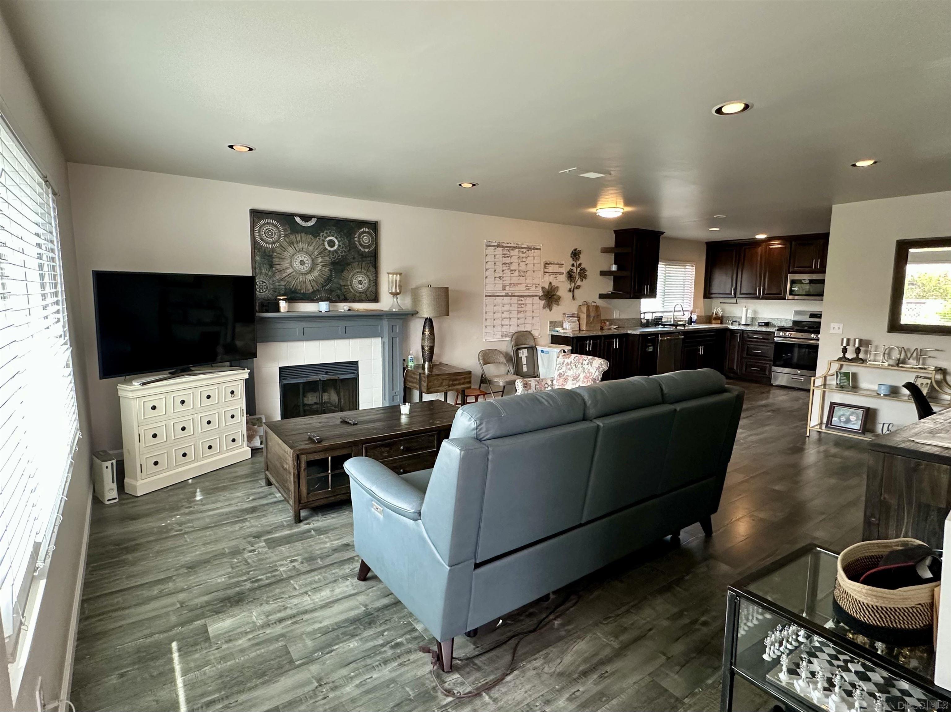 Detail Gallery Image 5 of 36 For 9829  Caspi Gardens  #UNIT 8,  Santee,  CA 92071 - 3 Beds | 2 Baths