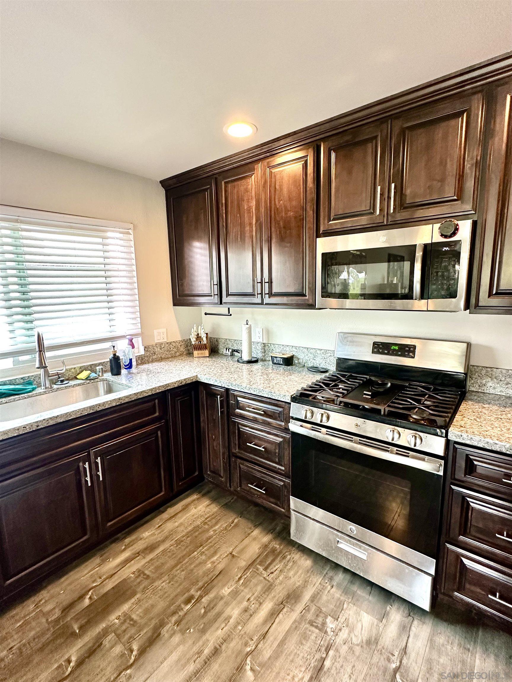 Detail Gallery Image 10 of 36 For 9829  Caspi Gardens  #UNIT 8,  Santee,  CA 92071 - 3 Beds | 2 Baths