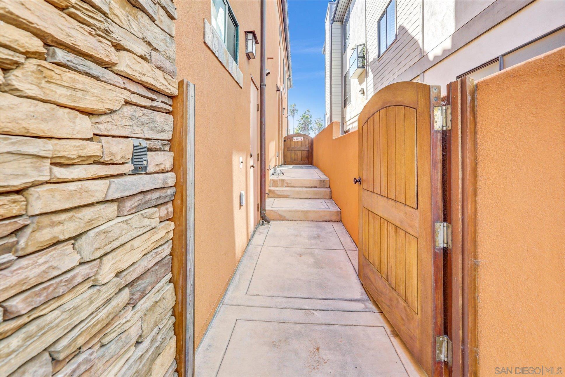 Detail Gallery Image 2 of 67 For 2636-38  Strand Way, San Diego,  CA 92109 - 4 Beds | 5 Baths