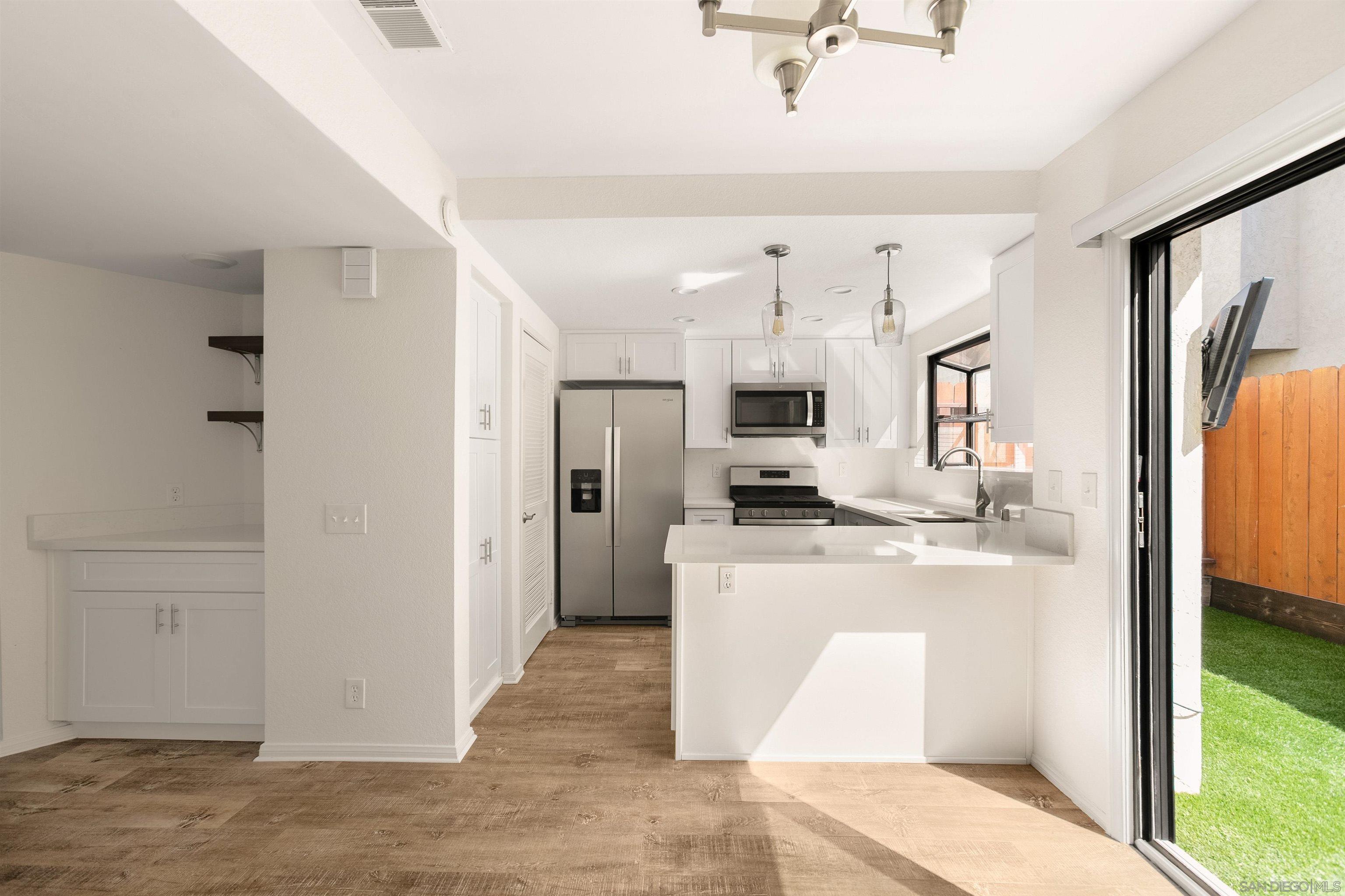 Detail Gallery Image 8 of 37 For 879  Agate  #3,  San Diego,  CA 92109 - 2 Beds | 2/1 Baths