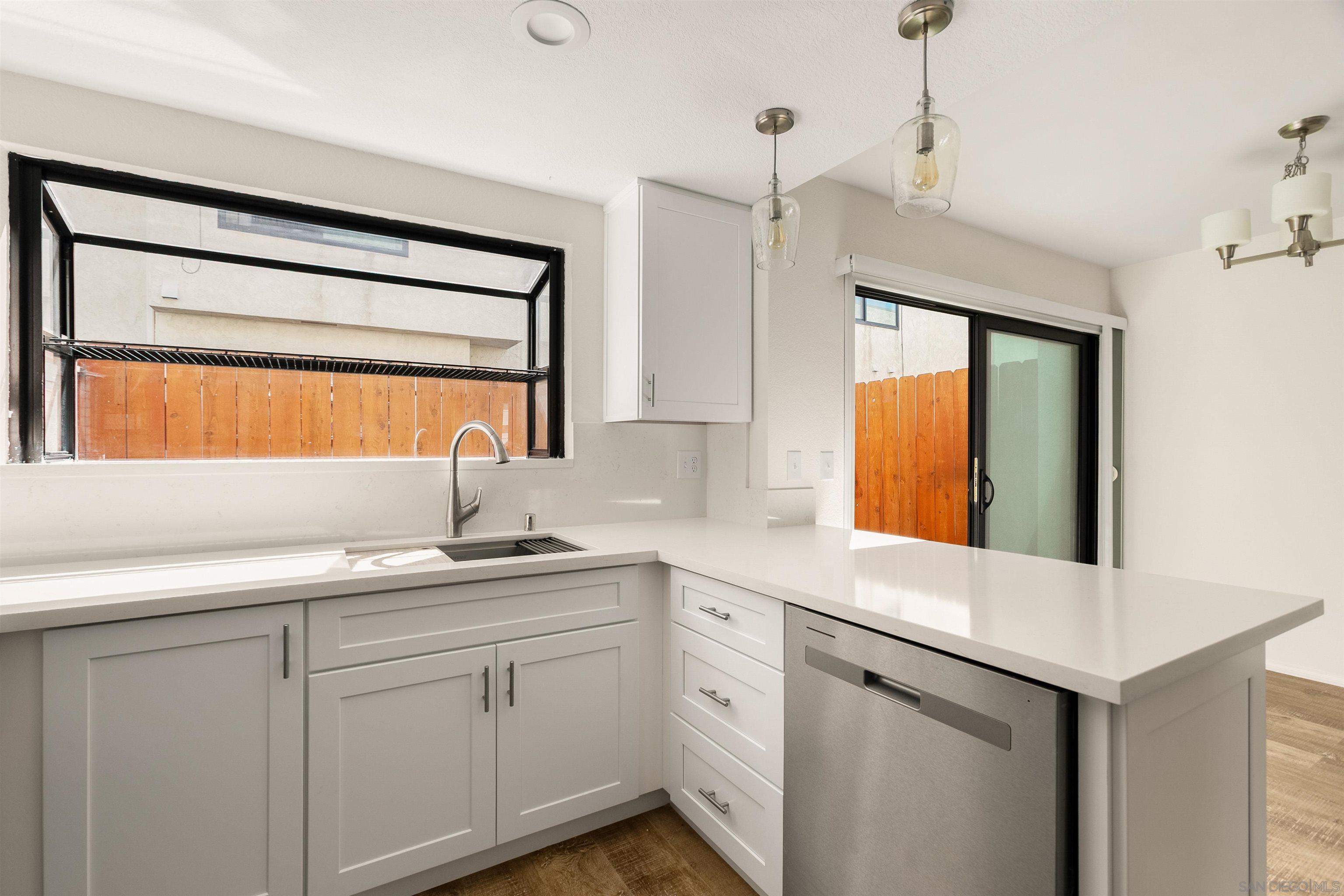 Detail Gallery Image 10 of 37 For 879  Agate  #3,  San Diego,  CA 92109 - 2 Beds | 2/1 Baths