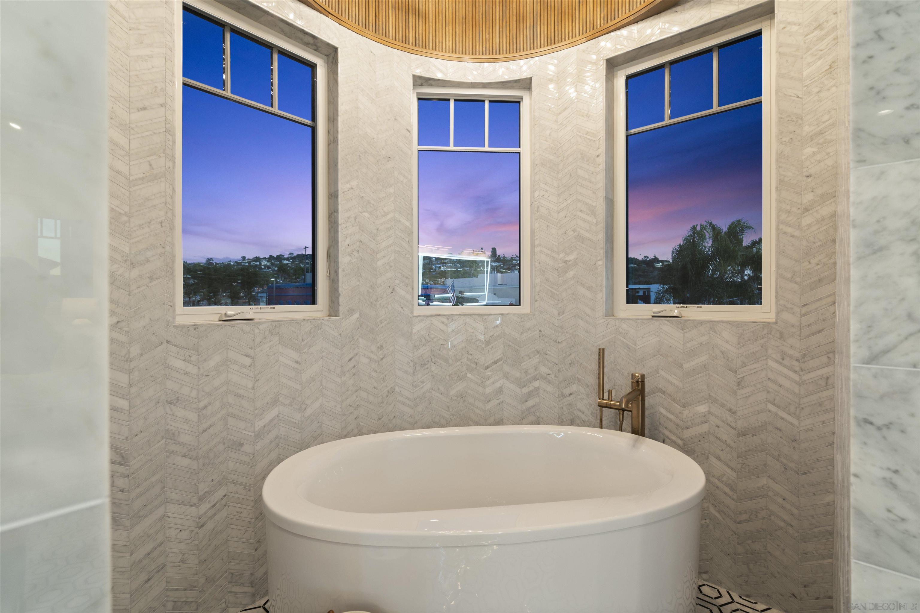 Detail Gallery Image 10 of 70 For 466  Westbourne St, La Jolla,  CA 92037 - 5 Beds | 3/2 Baths