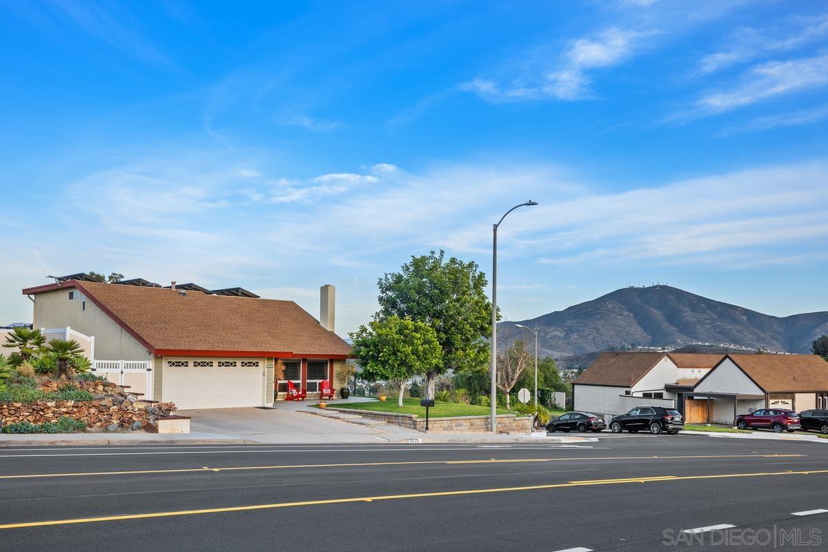 Detail Gallery Image 3 of 49 For 2603 S Barcelona St., Spring Valley,  CA 91977 - 4 Beds | 3 Baths
