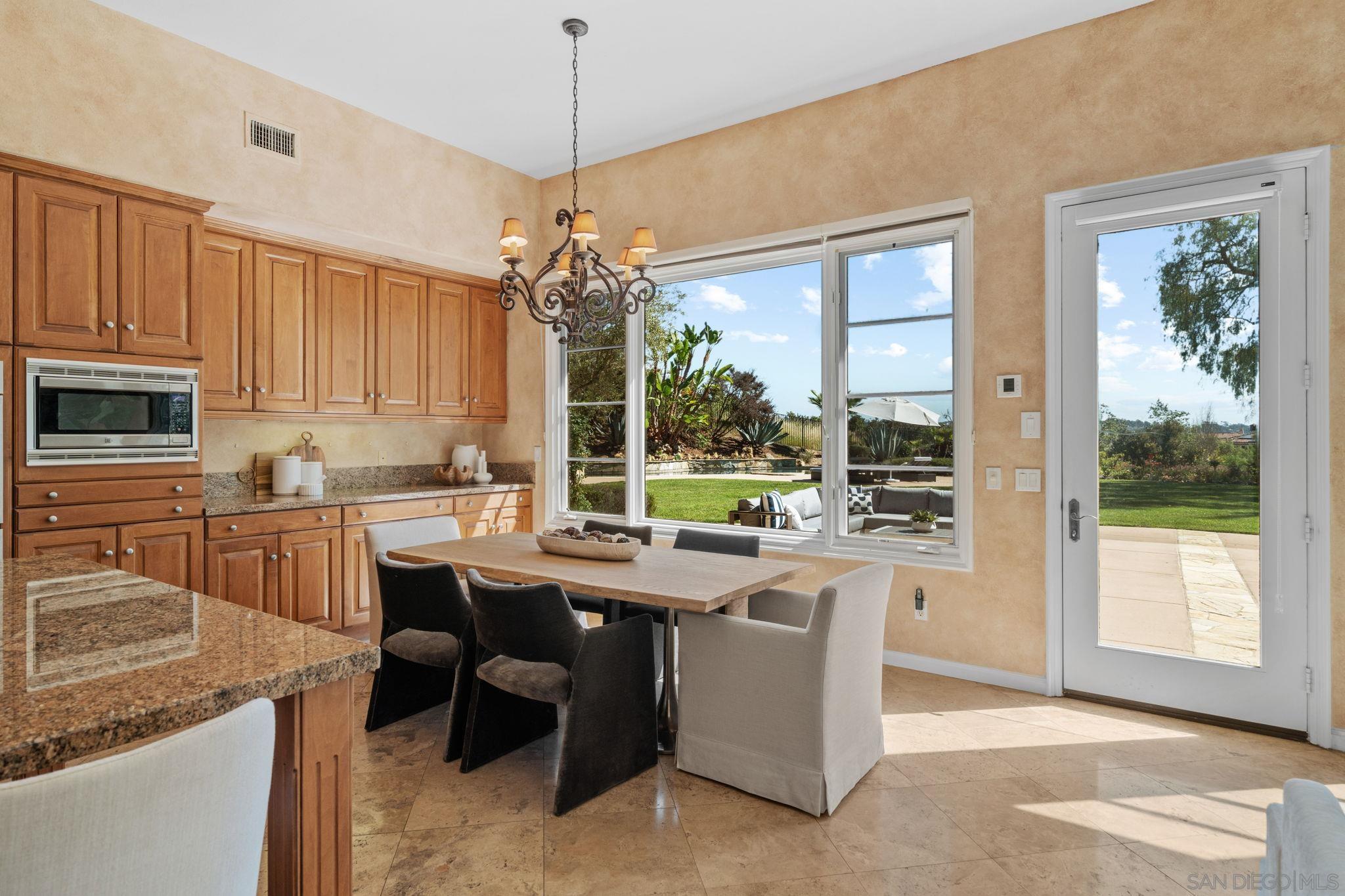 Detail Gallery Image 11 of 30 For 17813  La Amapola, Rancho Santa Fe,  CA 92067 - 5 Beds | 4/1 Baths