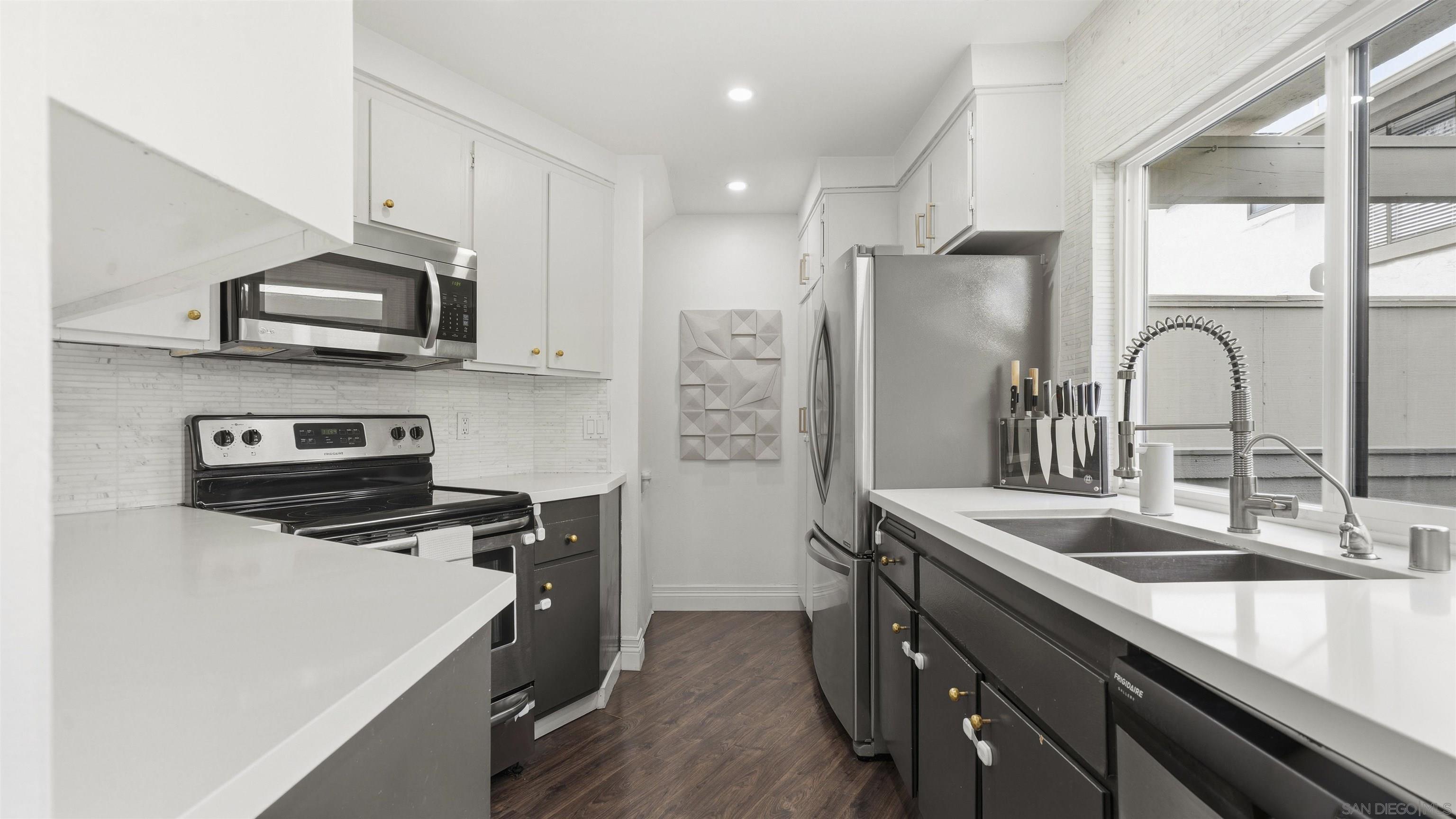 Detail Gallery Image 11 of 43 For 8490  via Sonoma  #10,  La Jolla,  CA 92037 - 2 Beds | 2/1 Baths