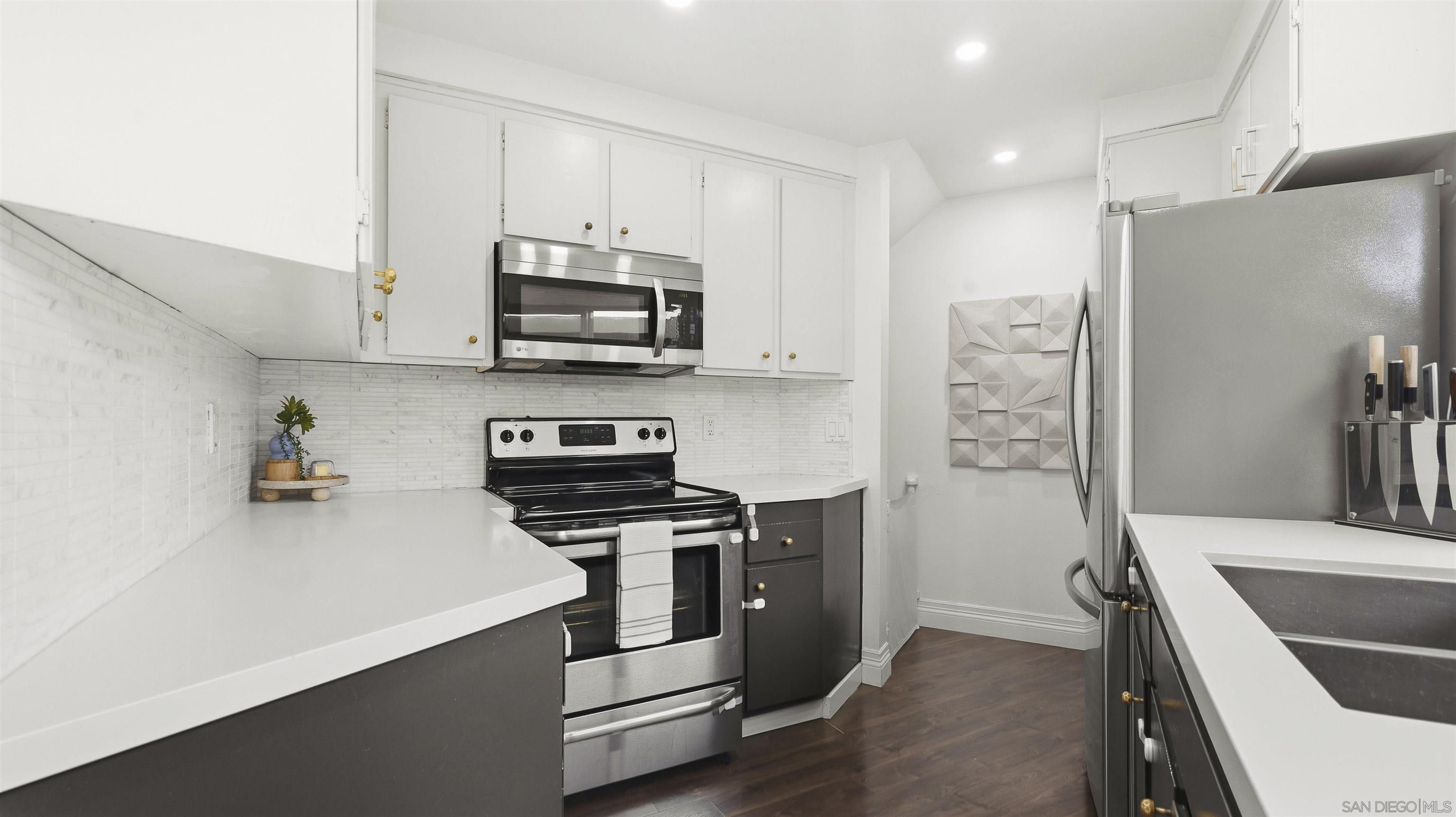 Detail Gallery Image 12 of 43 For 8490  via Sonoma  #10,  La Jolla,  CA 92037 - 2 Beds | 2/1 Baths