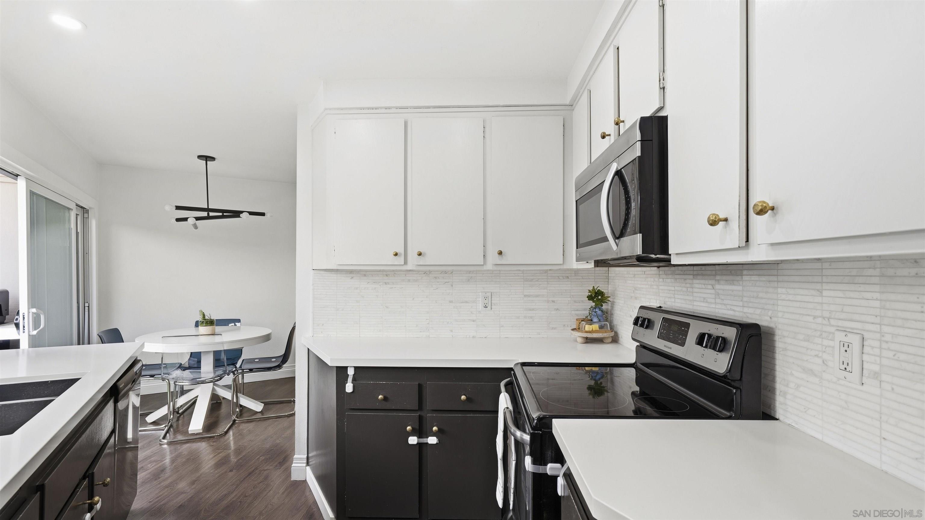 Detail Gallery Image 14 of 43 For 8490  via Sonoma  #10,  La Jolla,  CA 92037 - 2 Beds | 2/1 Baths