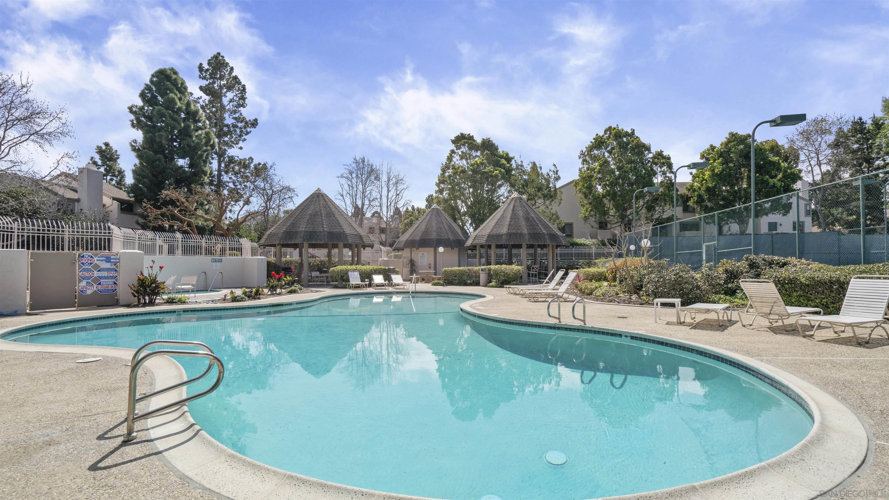 Detail Gallery Image 3 of 43 For 8490  via Sonoma  #10,  La Jolla,  CA 92037 - 2 Beds | 2/1 Baths