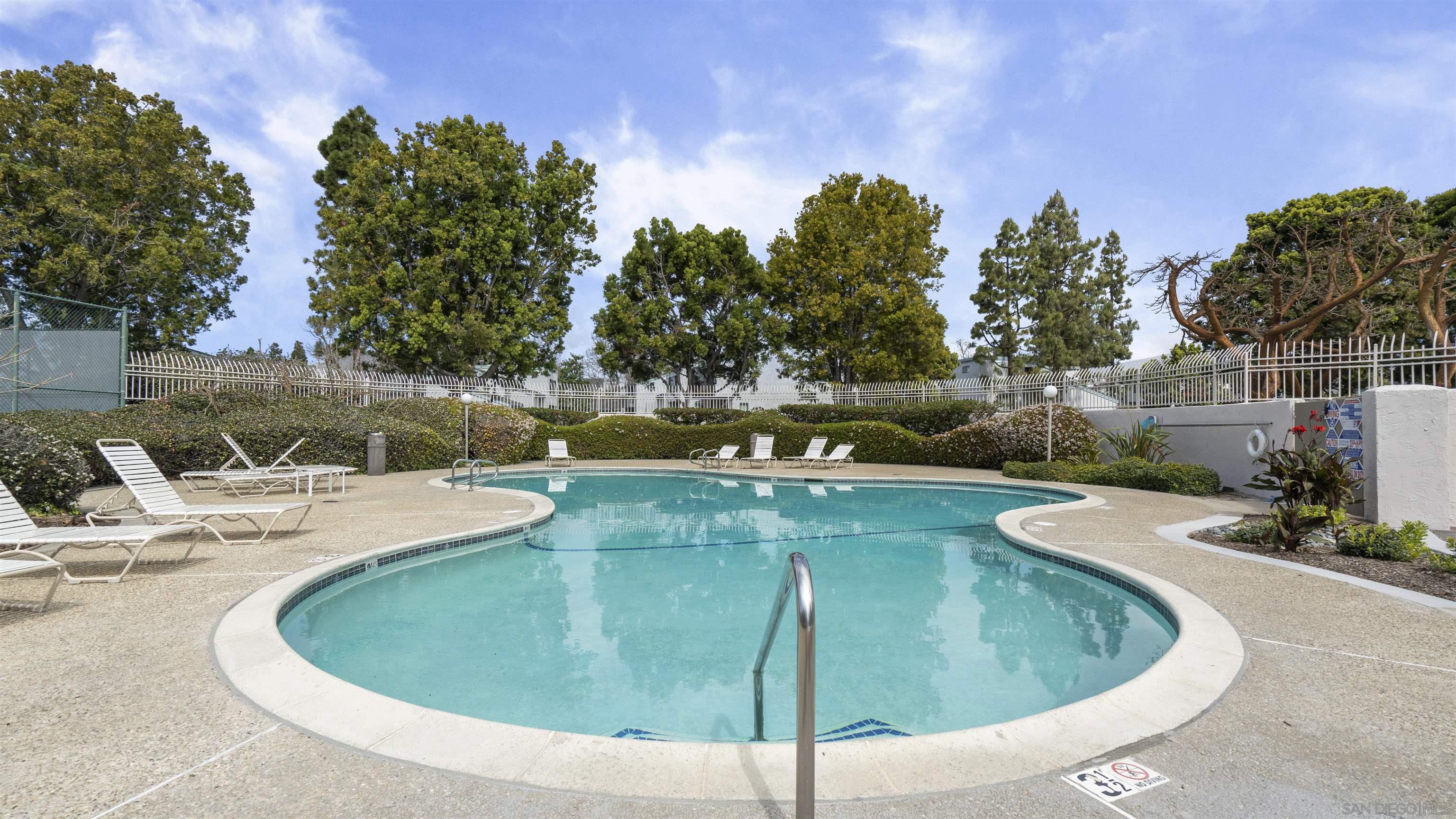 Detail Gallery Image 35 of 43 For 8490  via Sonoma  #10,  La Jolla,  CA 92037 - 2 Beds | 2/1 Baths