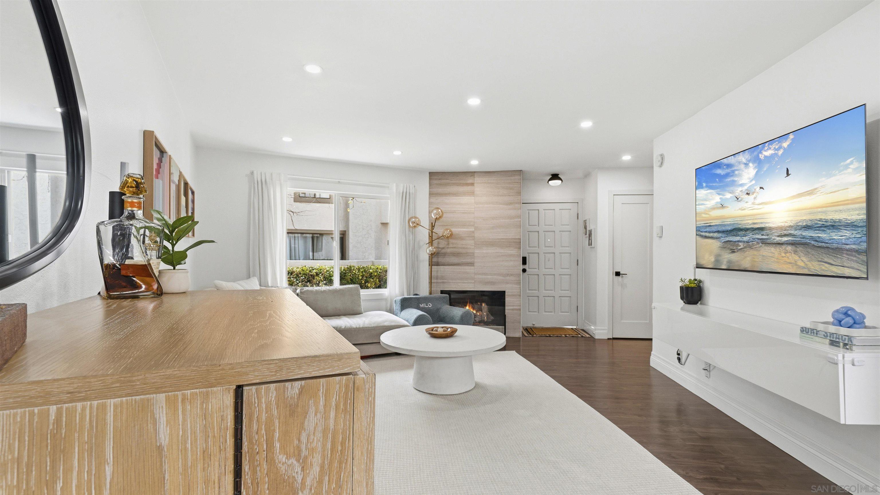 Detail Gallery Image 8 of 43 For 8490  via Sonoma  #10,  La Jolla,  CA 92037 - 2 Beds | 2/1 Baths