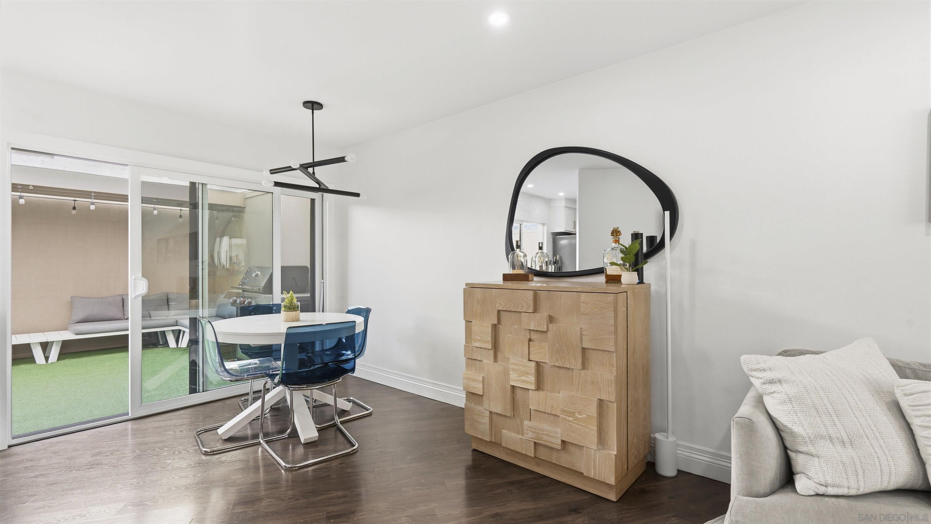 Detail Gallery Image 9 of 43 For 8490  via Sonoma  #10,  La Jolla,  CA 92037 - 2 Beds | 2/1 Baths