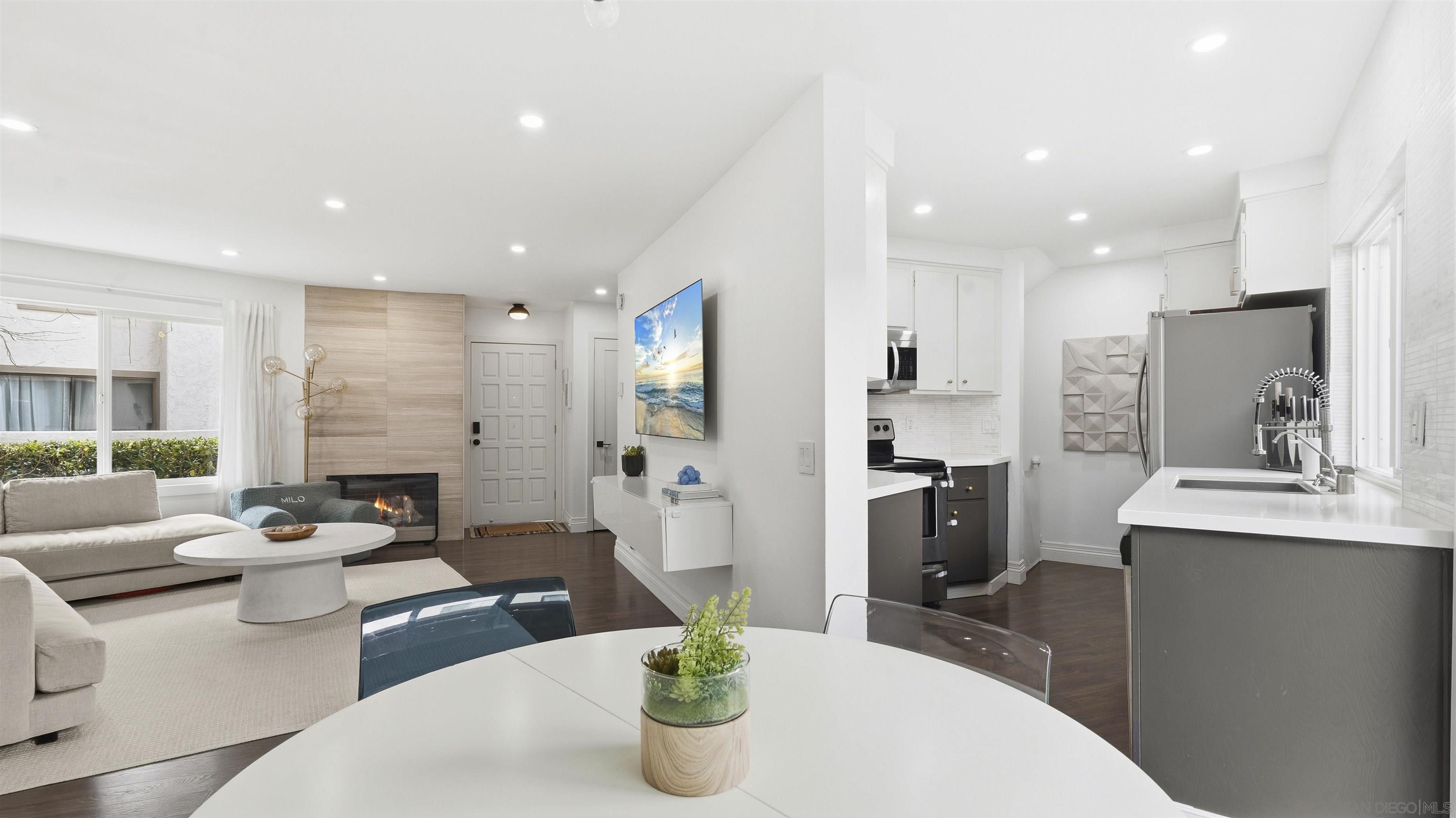 Detail Gallery Image 10 of 43 For 8490  via Sonoma  #10,  La Jolla,  CA 92037 - 2 Beds | 2/1 Baths